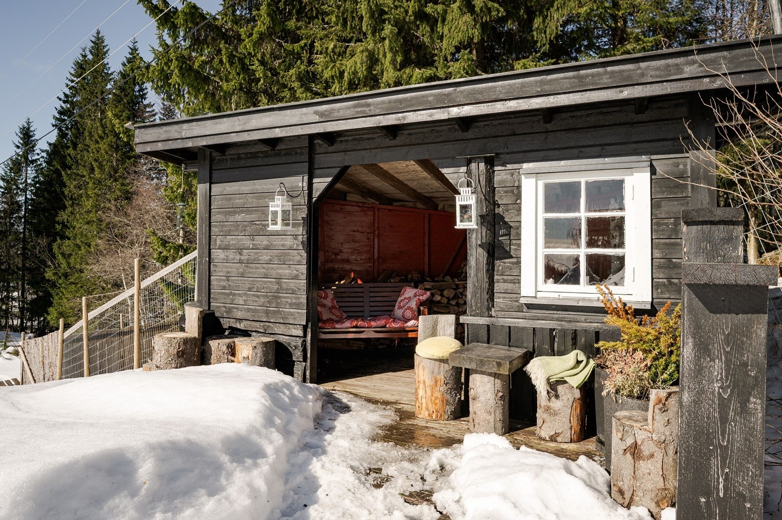 I hagen er det en superkoselig gapahuk som byr opp til mye utendørs hygge gjennom hele året! Galleribilde