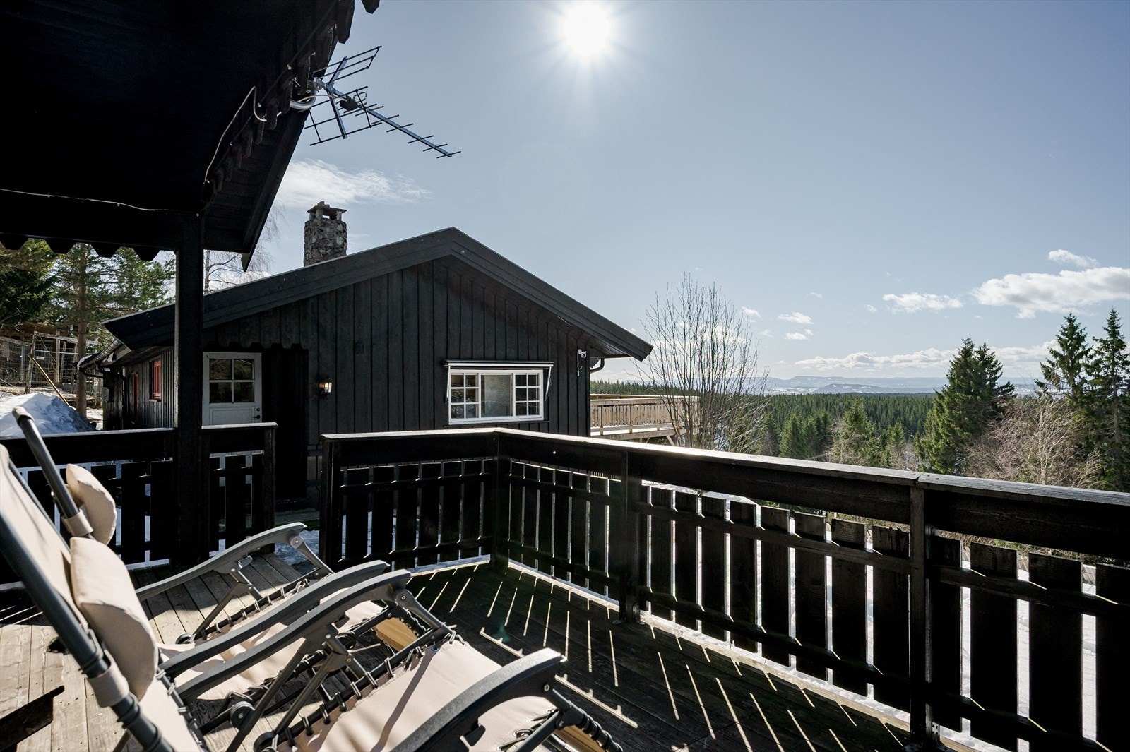Eiendommen er også bebygd med et anneks fra 2011. Utenfor annekset er det en solrik terrasse med fin utsikt. Galleribilde