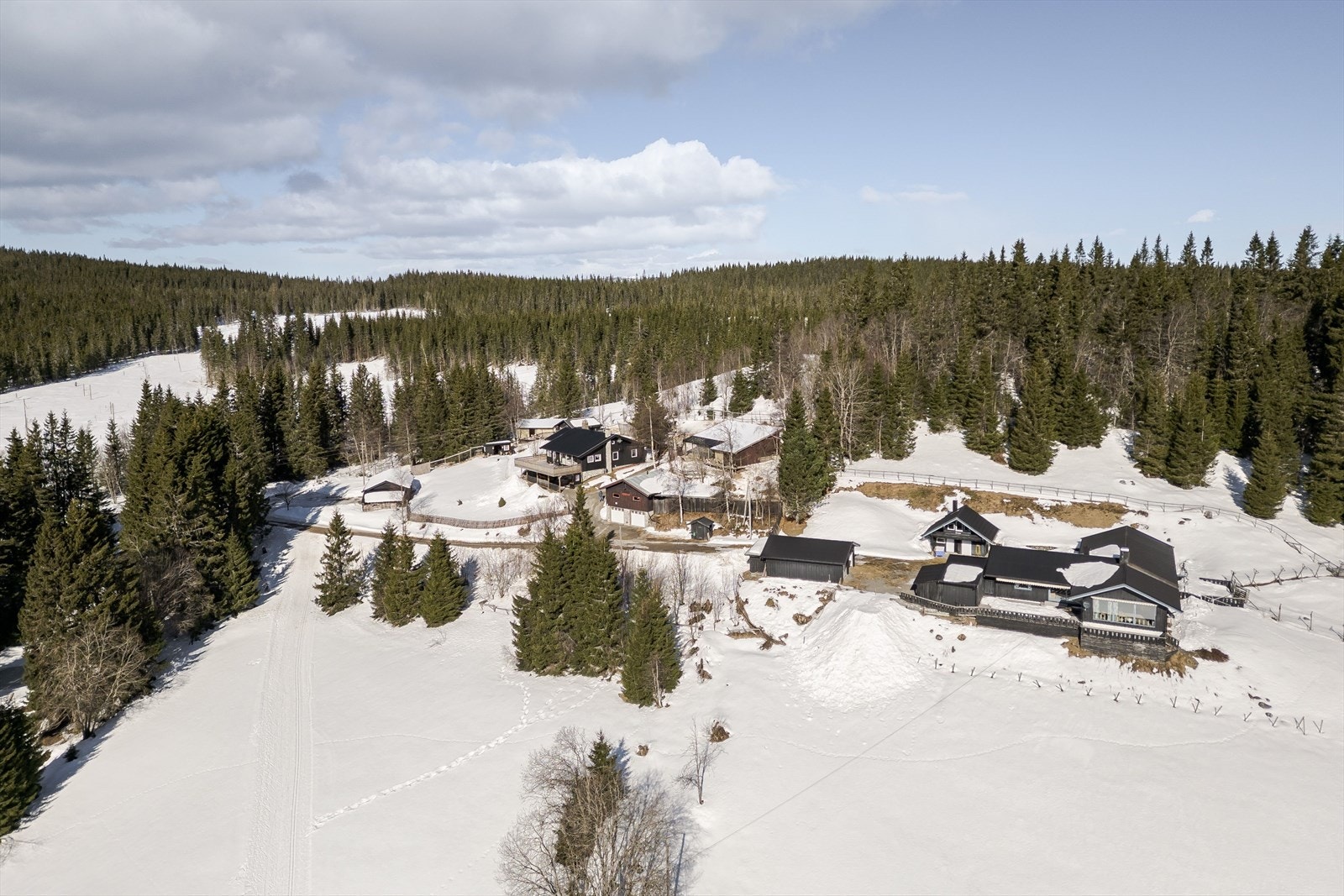 Eiendommen har en usjenert og fin beliggenhet i et landlig område, ca. 12 km fra Brumunddal sentrum. Usjenert og rolig beliggenhet uten gjennomgangstrafikk, så her er det trygt og godt for barn å vokse opp. Galleribilde
