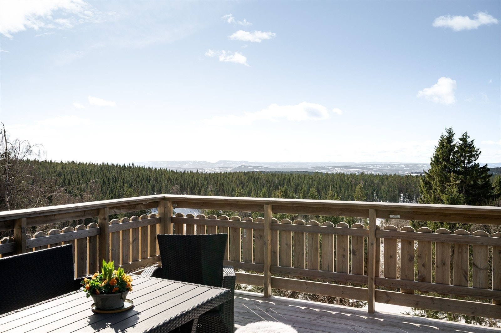 Beliggenheten ca. 610 moh. og mot sydvest sørger for svært gode solforhold og fantastisk flott utsikt over vakkert naturlandskap! Galleribilde