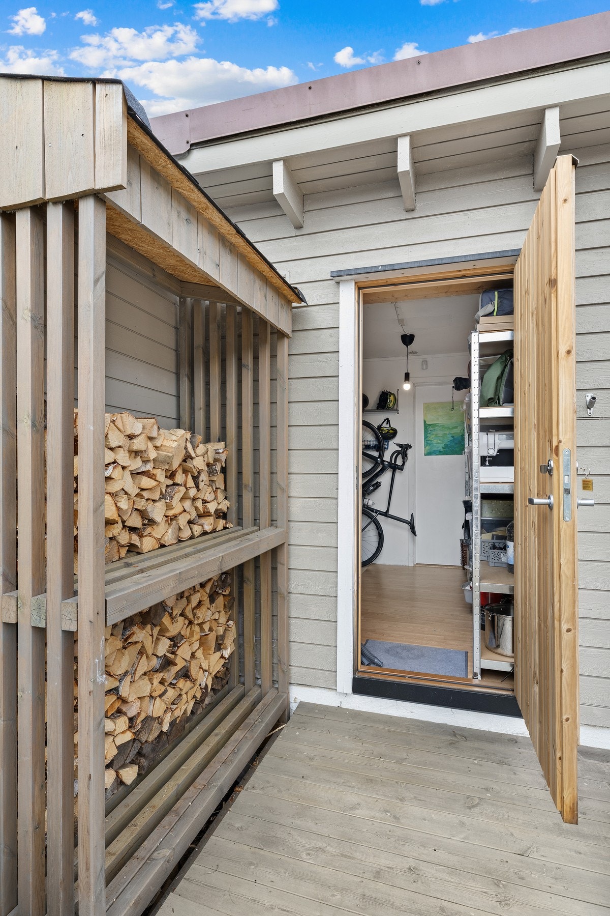 Enkel tilgang til bod med inngang fra både hage og huset. Galleribilde