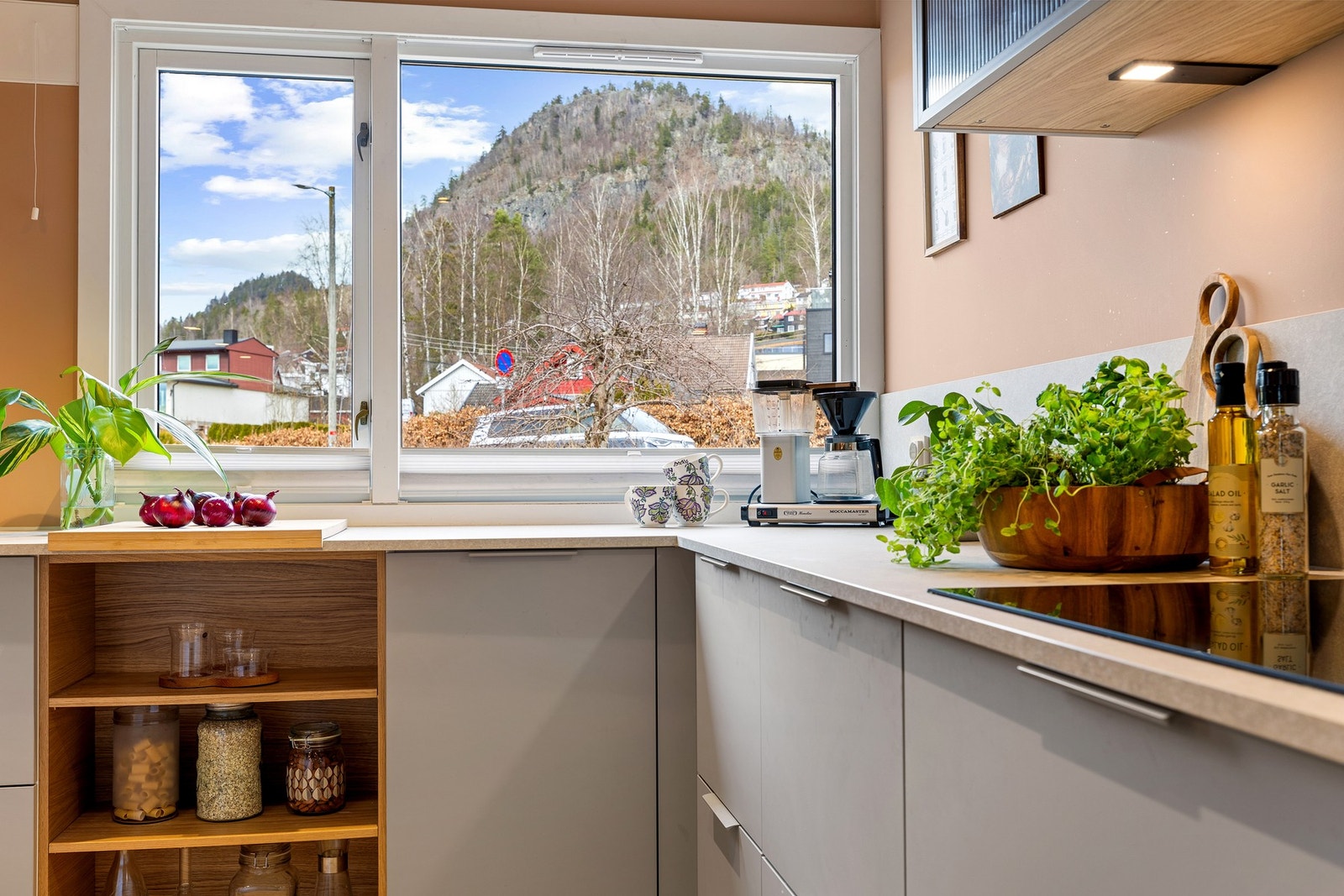 Fra kjøkkenet er det flott utsikt over Kolsåstoppen! Galleribilde