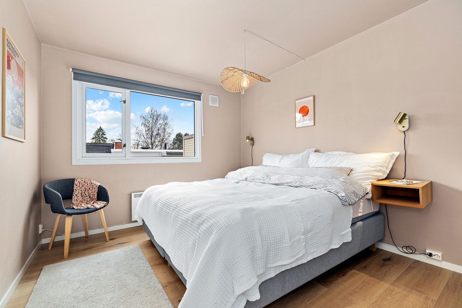 Hovedsoverommet er lyst og innbydende, med plass til dobbeltseng. Galleribilde