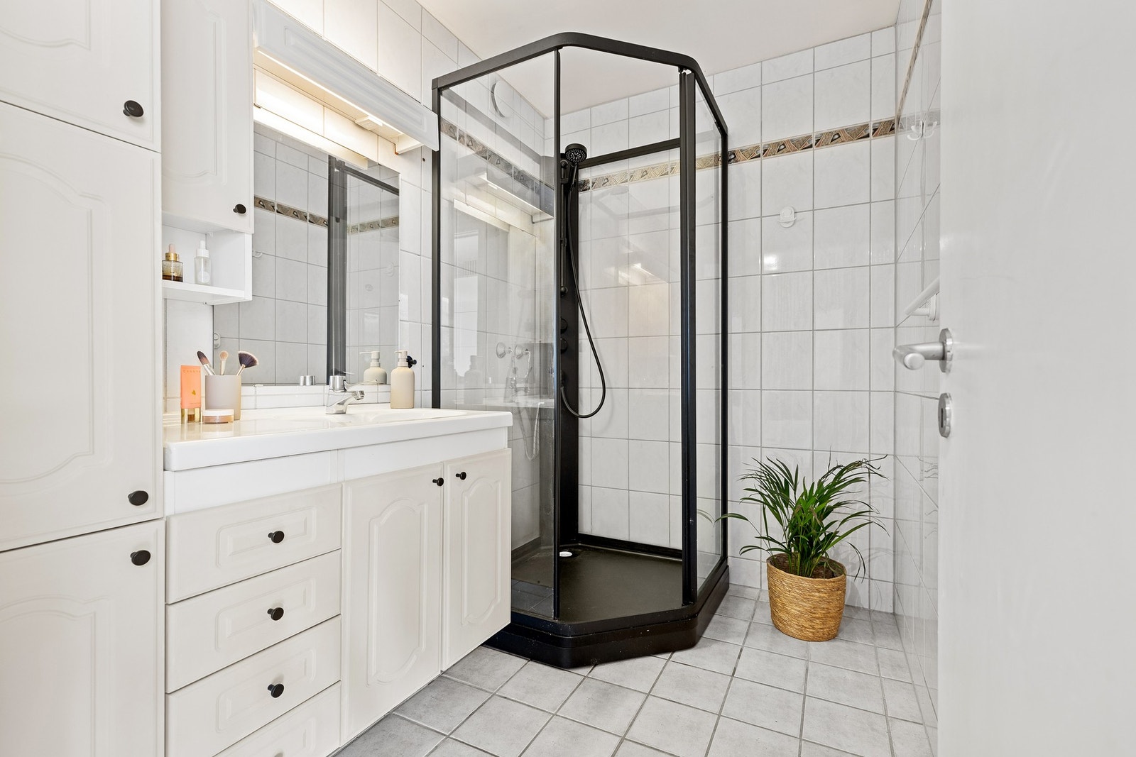 Badet har en god størrelse og er utstyrt med dusjkabinett. Galleribilde
