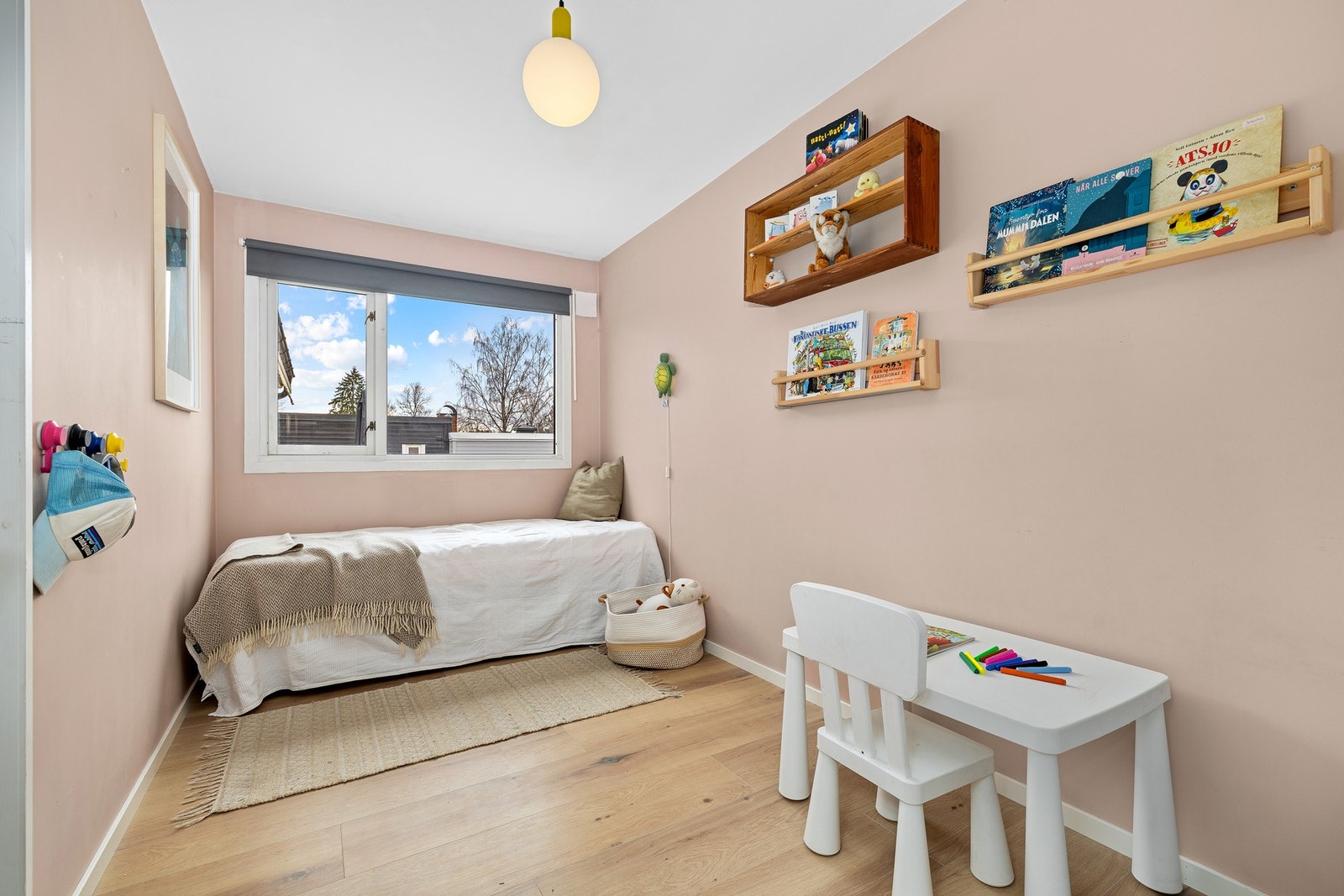 Romslige rom med god plass til seng og garderobe. Galleribilde