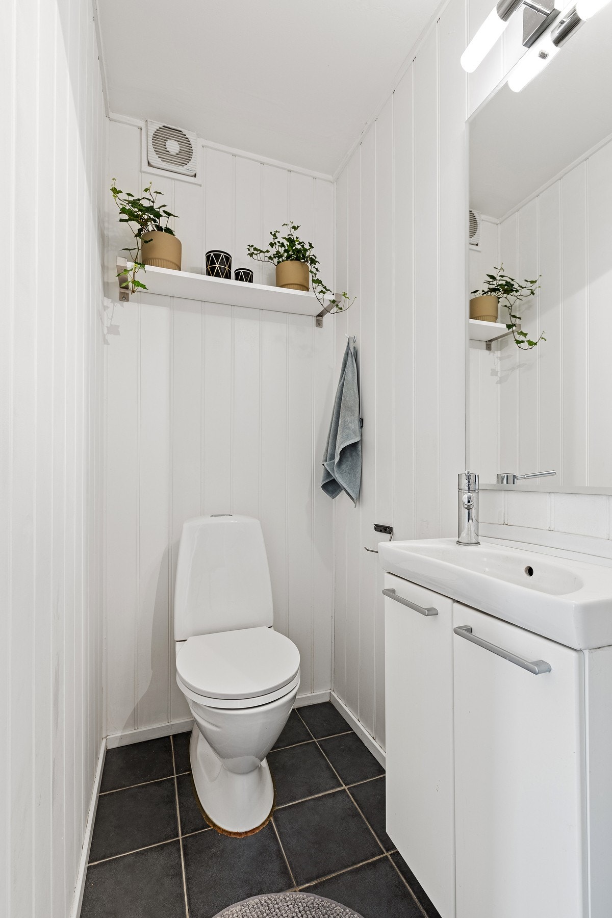Eget toalettrom plassert vegg i vegg med badet. Galleribilde