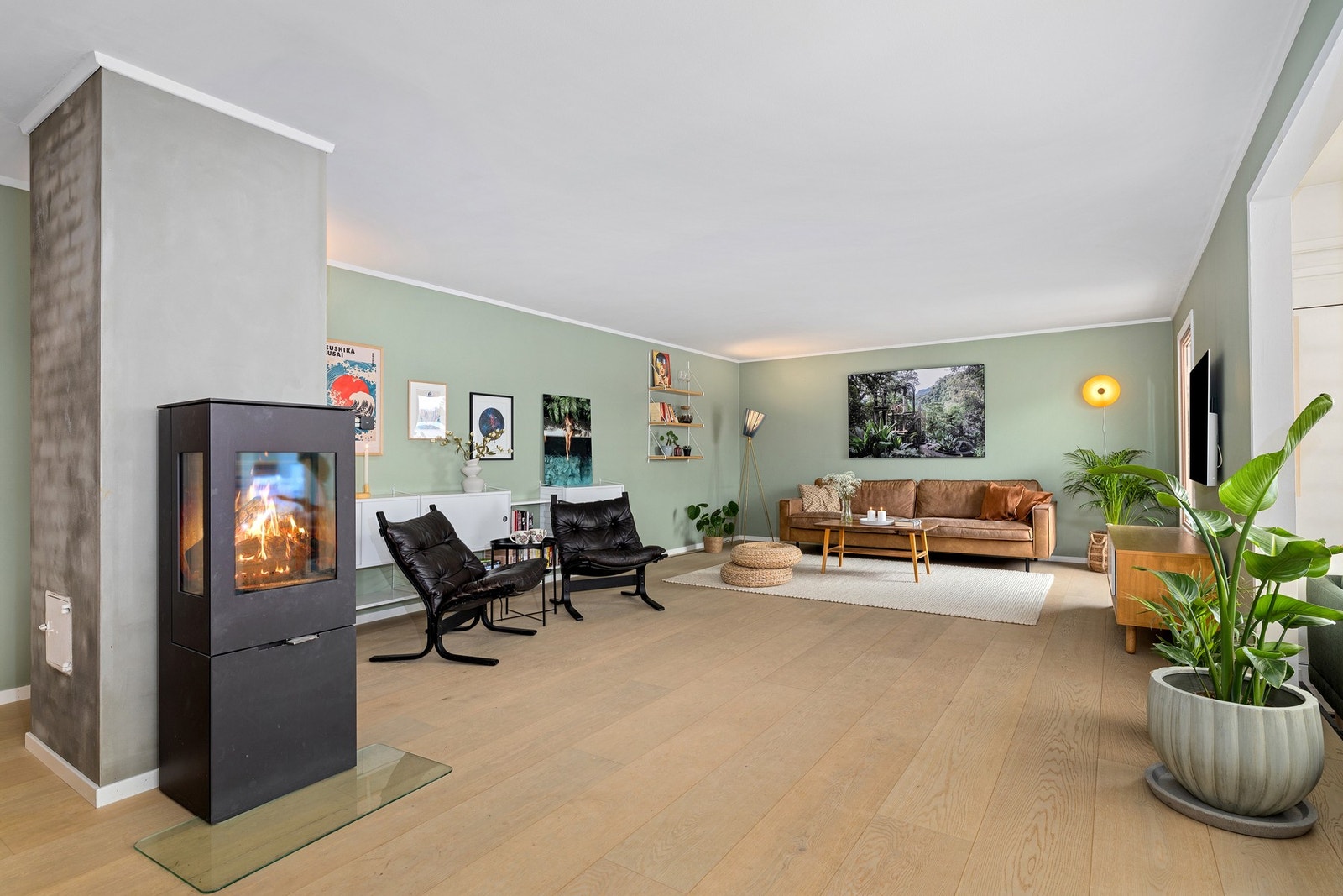 Stuen er stor og byr på flere sosiale grupper, peis og masser av naturlig lys! Galleribilde