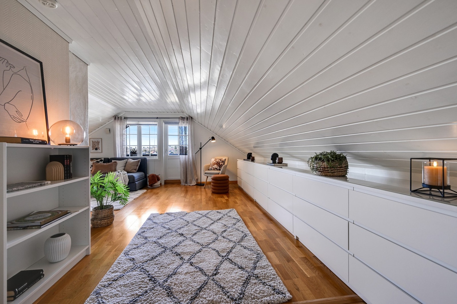 På toppen finner vi 4 innredede rom - dette er loftstua/soverommet mot vest Galleribilde