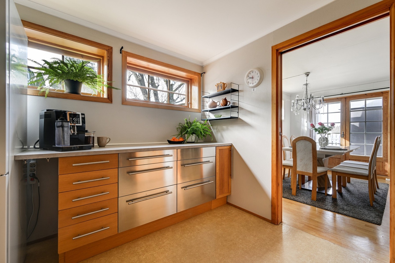 Godt med benkeplass også på dette kjøkkenet Galleribilde