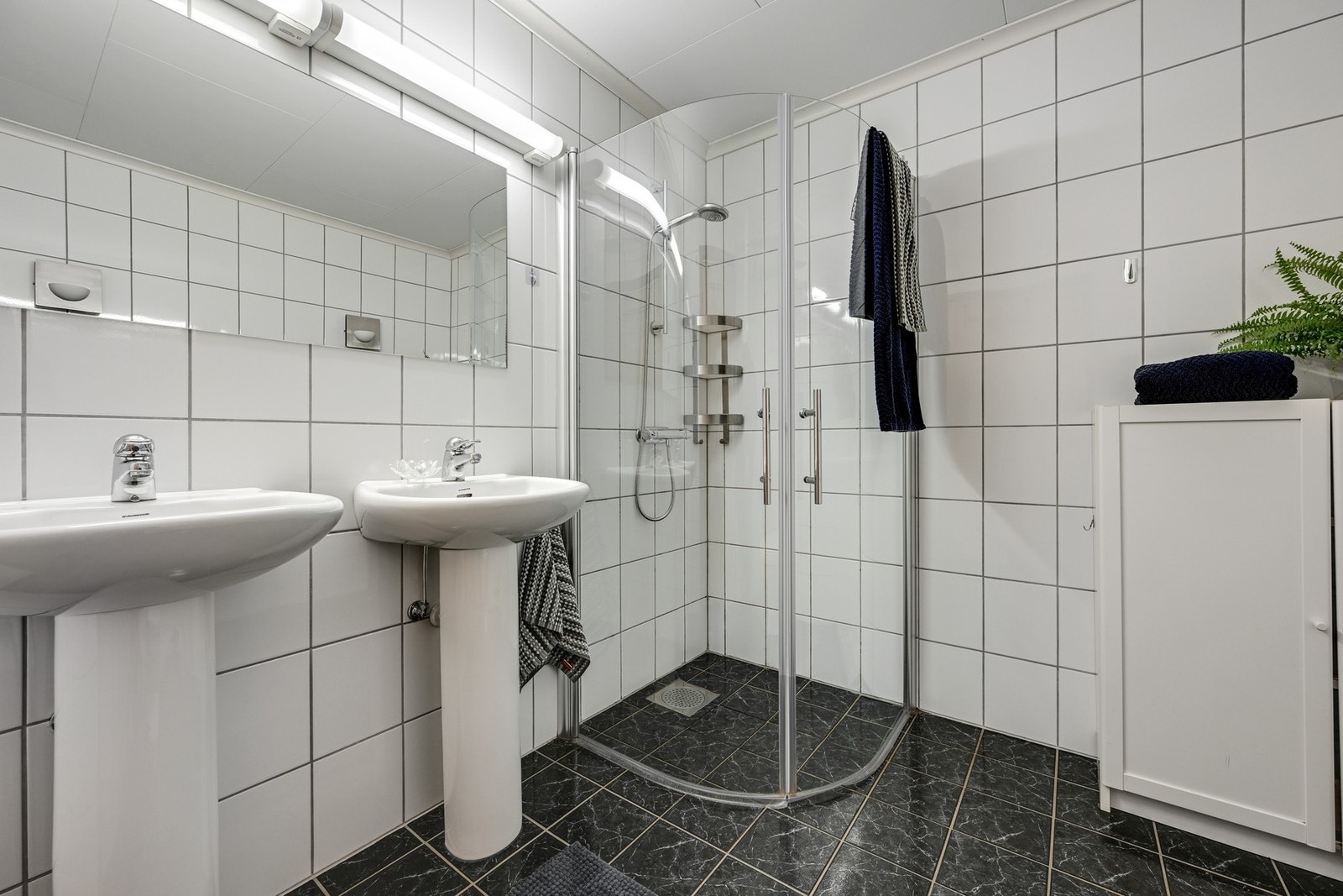 Leiligheten har også et romslig og flislagt bad med gulvvarme Galleribilde