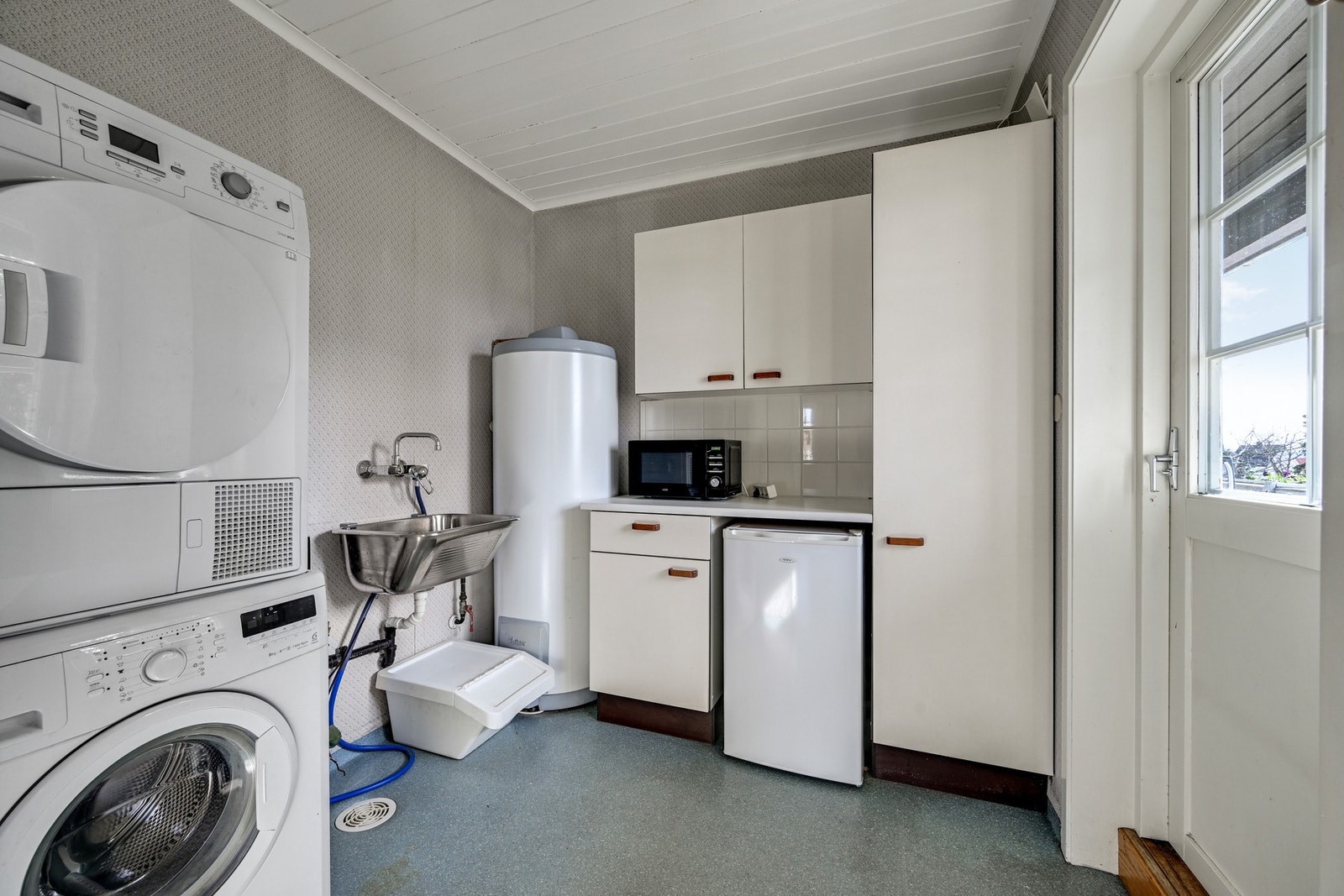 Vaskerom/grovkjøkken vegg i vegg med kjøkkenet med utgang til veranda Galleribilde