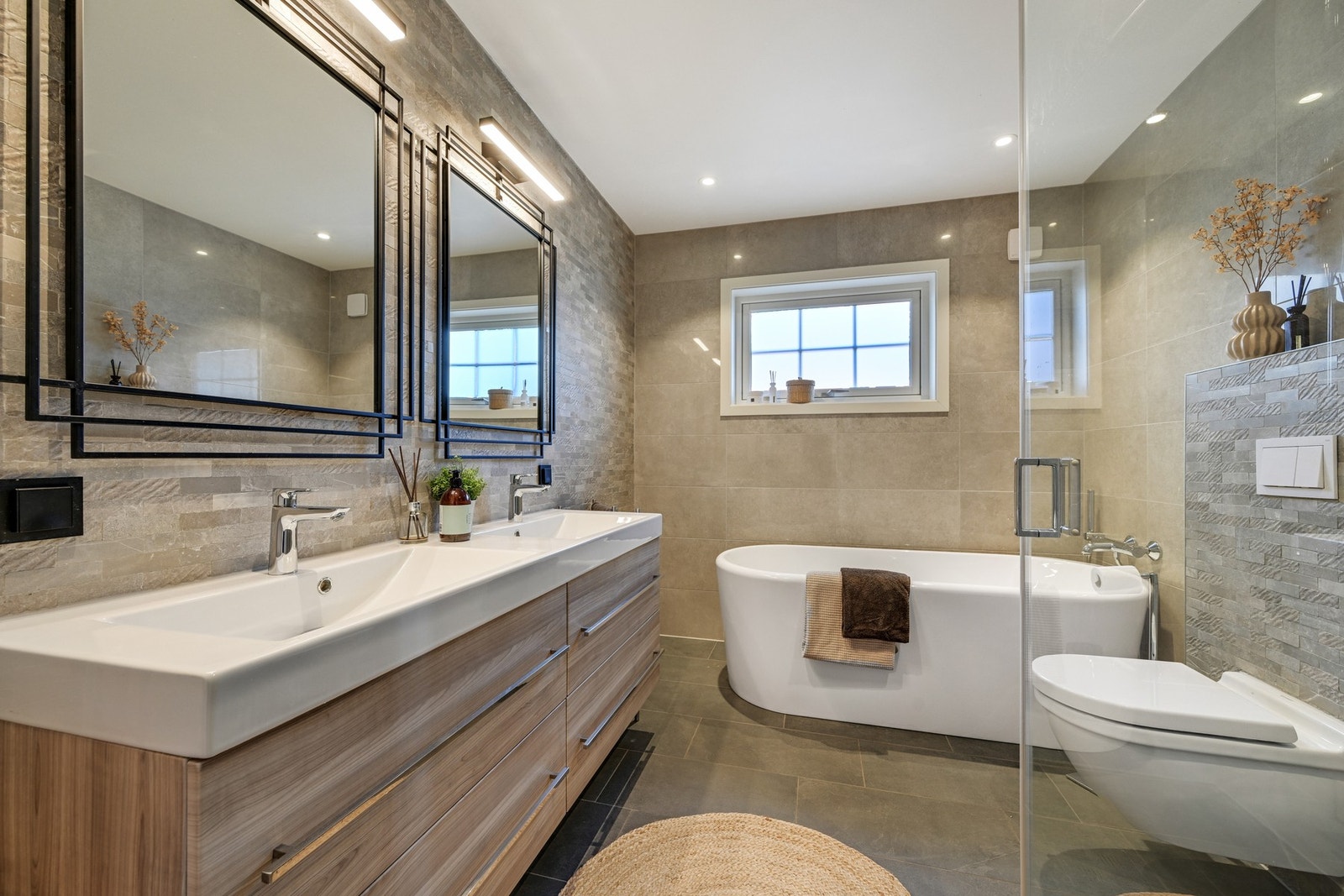 Vi fortsetter inn i soveromsfløyen i hovedetasjen - her et det 3 soverom og et pent bad Galleribilde