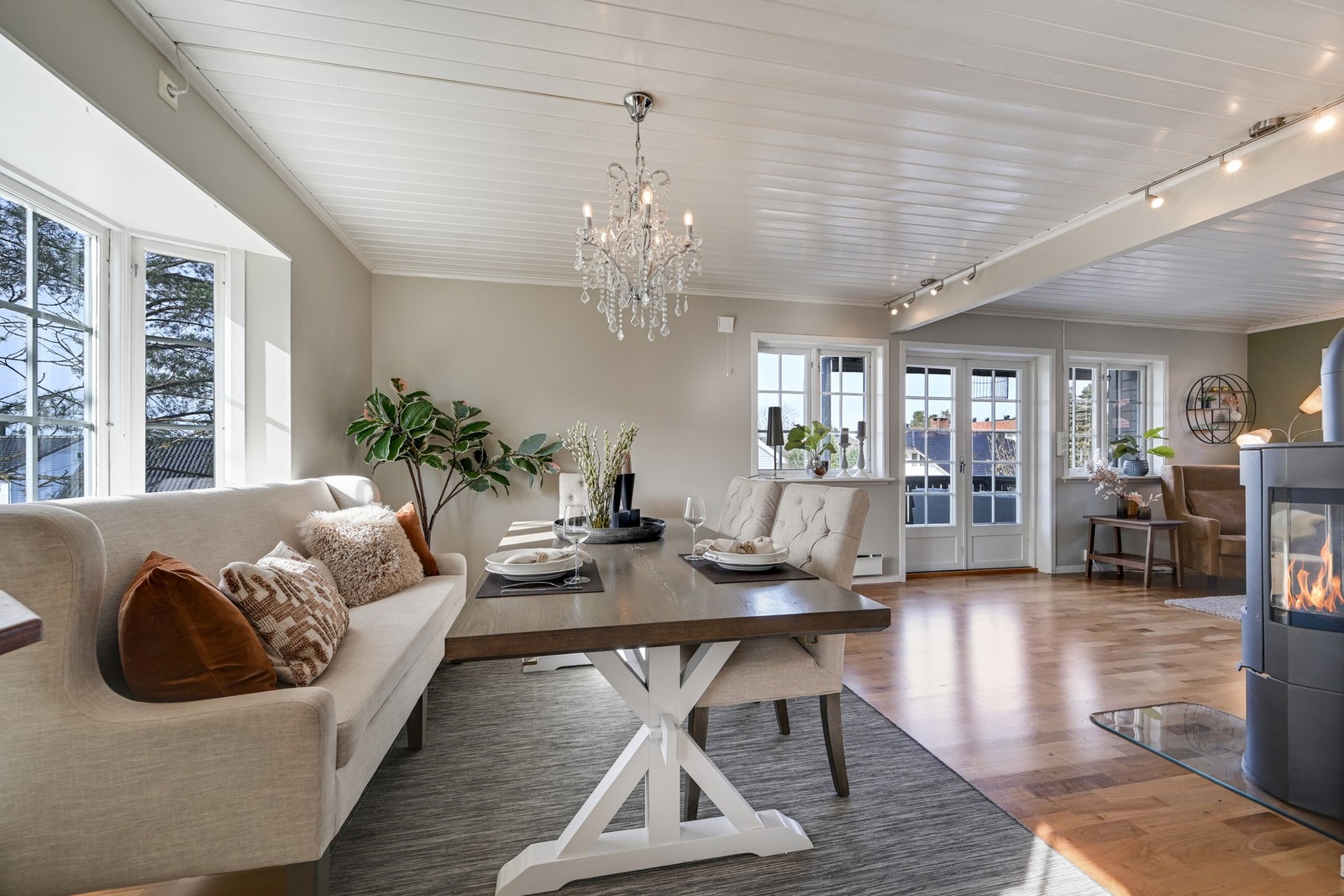 God plass for spisestue - tofløyet dør ut til en solrik terrasse Galleribilde