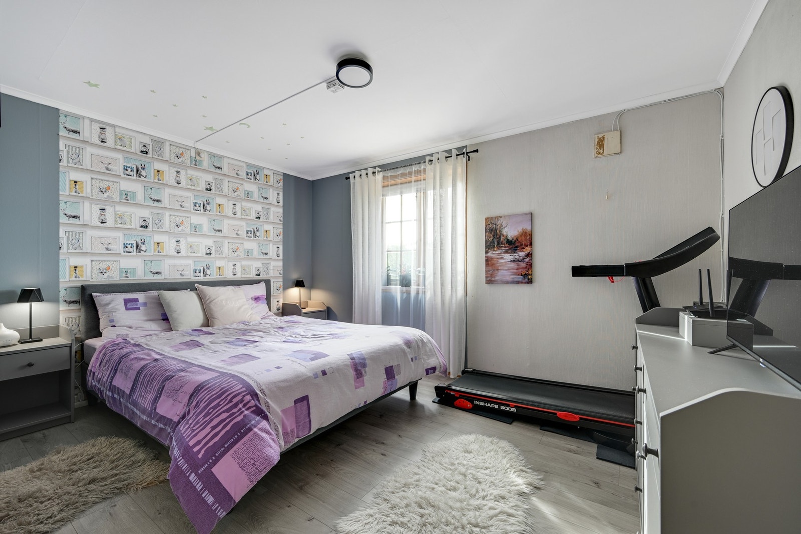 Leililgheten har et romslig og godt soverom med plass for dobbel seng og tredemølle.... Galleribilde