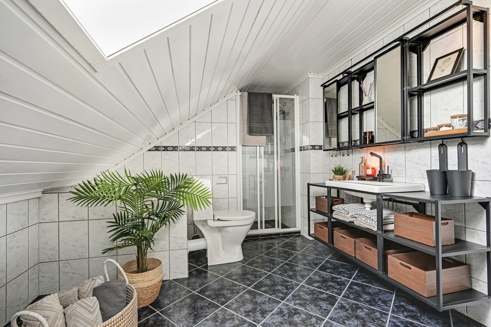 Her på toppen av boligen finner vi husets tredje bad Galleribilde