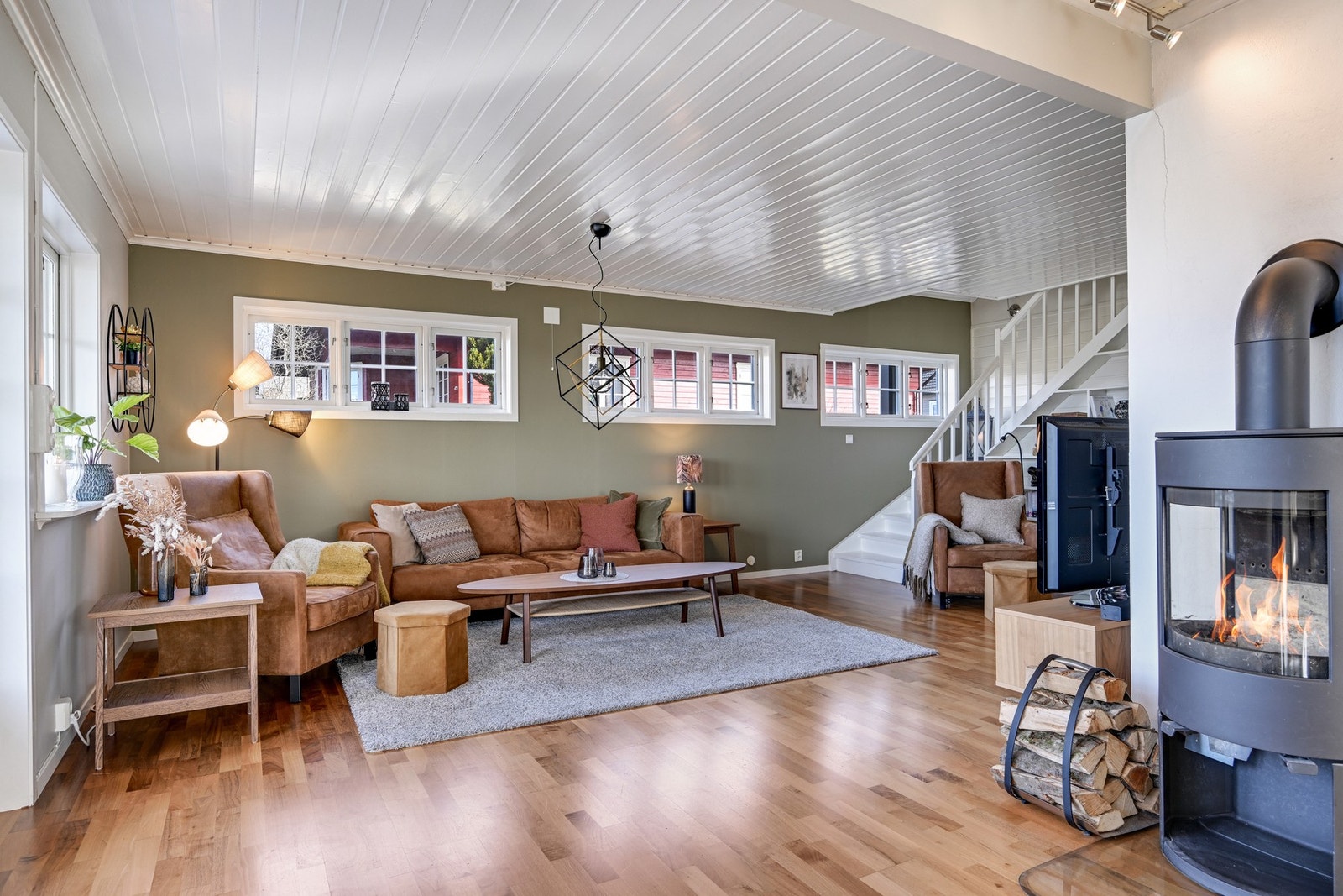 Da er vi tilbake i stua igjen og fortsetter opp trappen til loftsetasjen Galleribilde