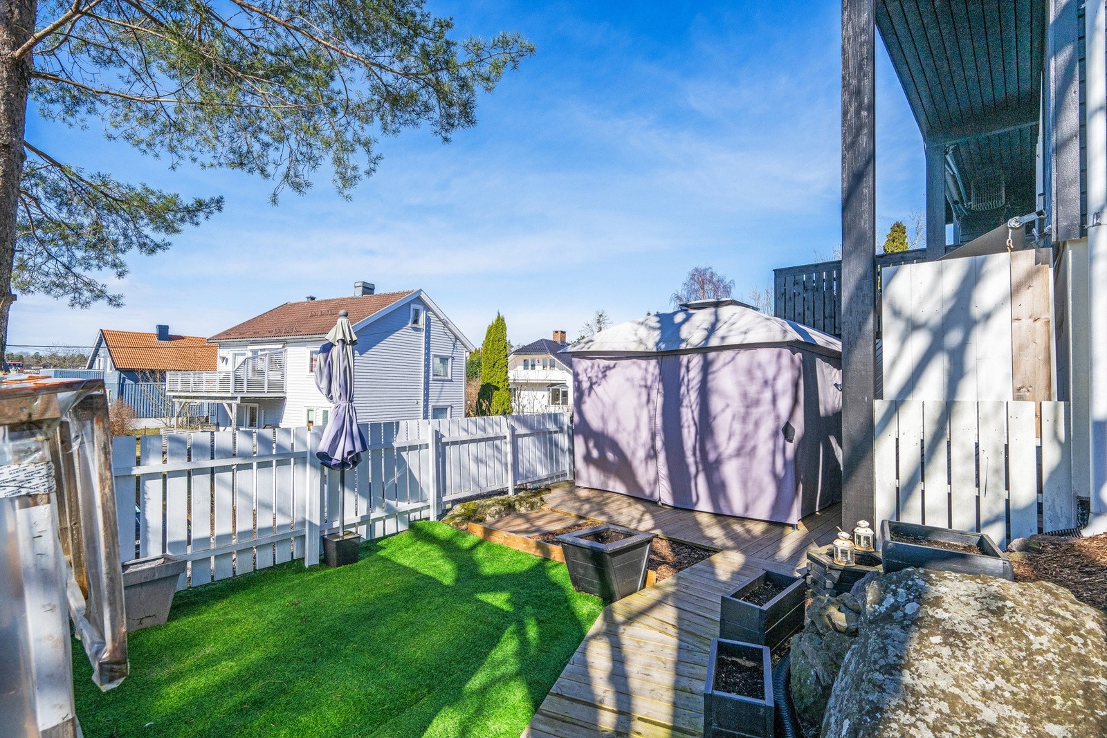 Leiligheten har sin egen og inngjerdet uteplass mot vest Galleribilde