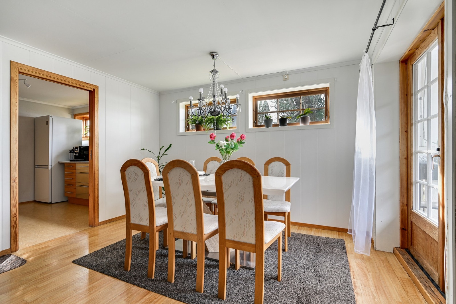 Spisestue med kort vei til kjøkkenet og utgang til egen "hage" Galleribilde