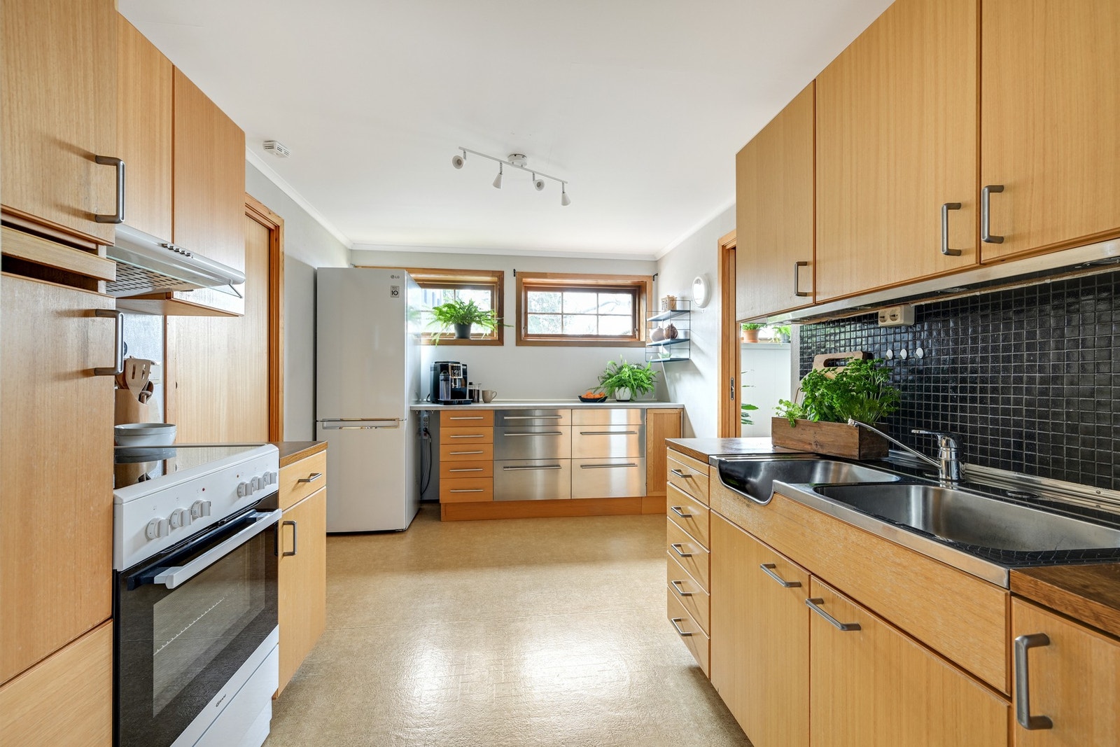 Leiligheten har et stort kjøkken Galleribilde