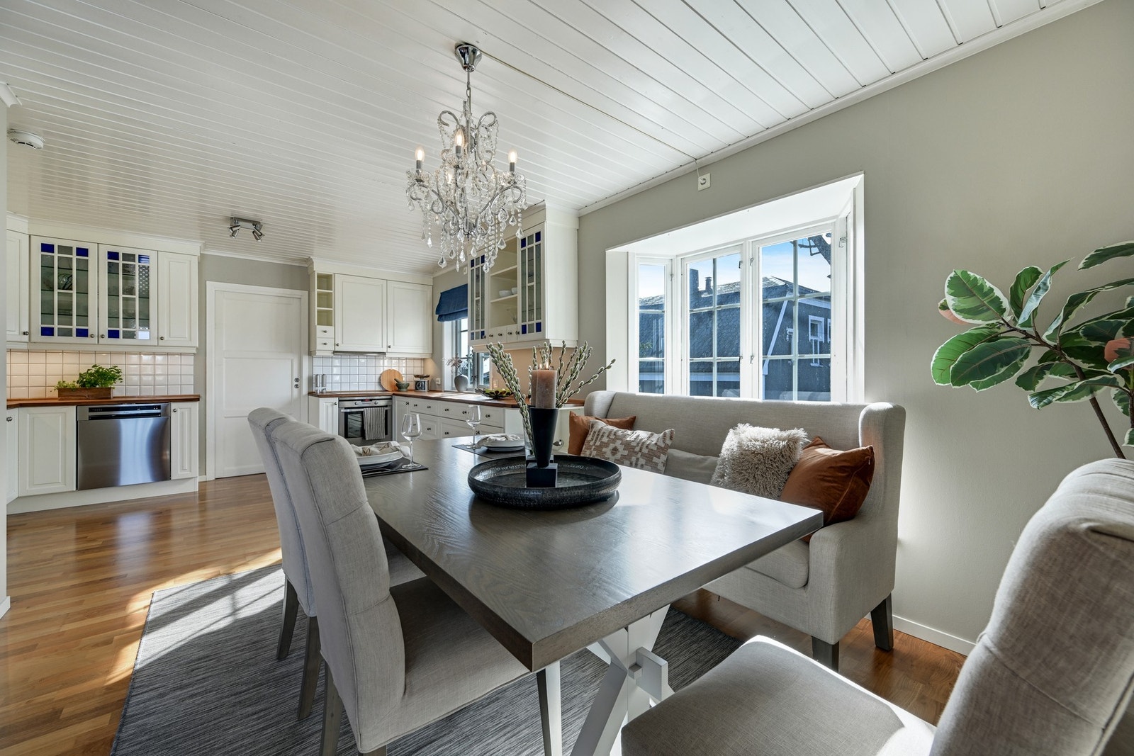 Lys og åpen løsning til kjøkkenet Galleribilde