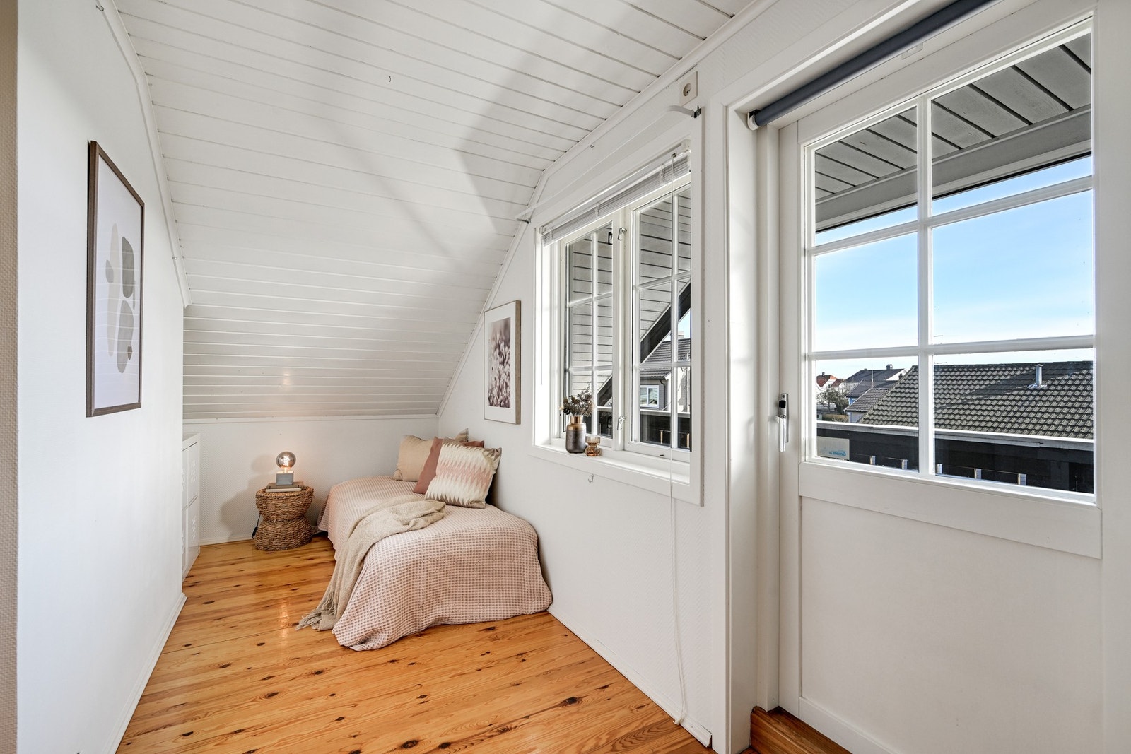 Dette har utgang til en veranda mot øst med morgensol Galleribilde