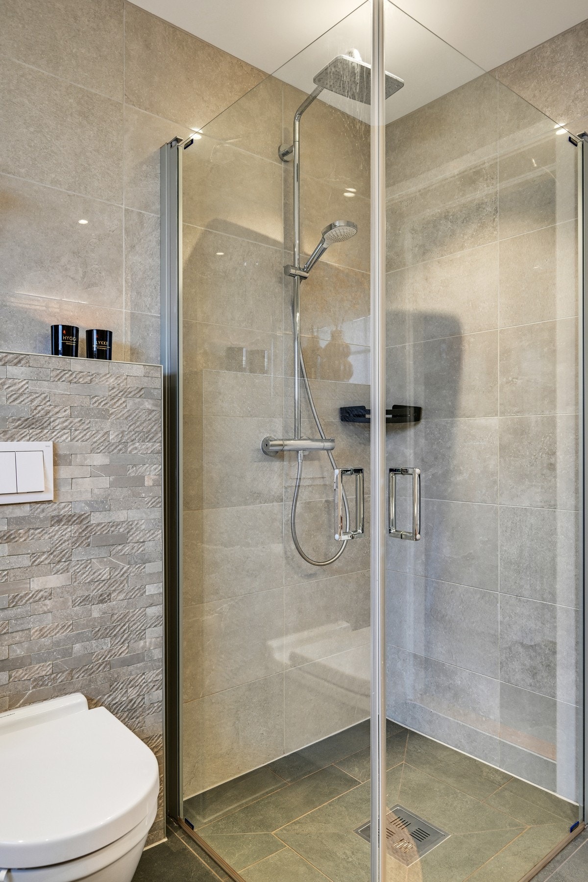 Dusjhjørne med regnfall dusj Galleribilde