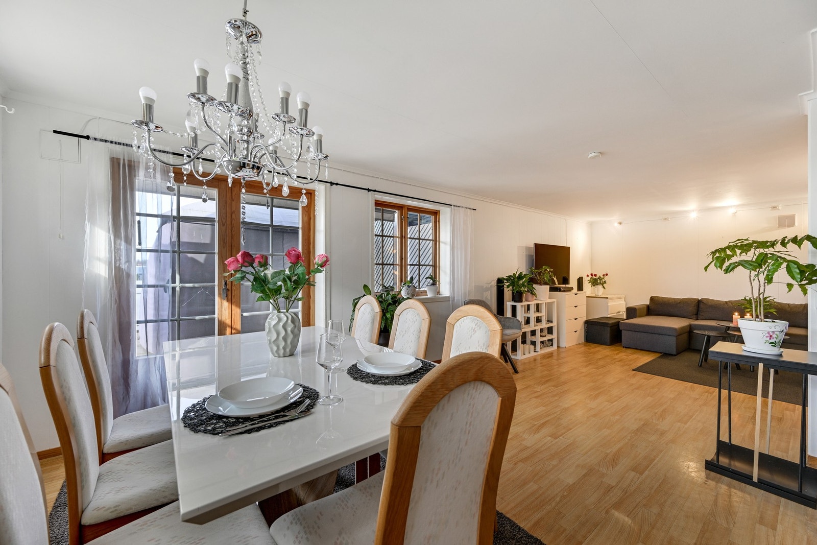 Vi fortsetter inn i leilighetens stue Galleribilde