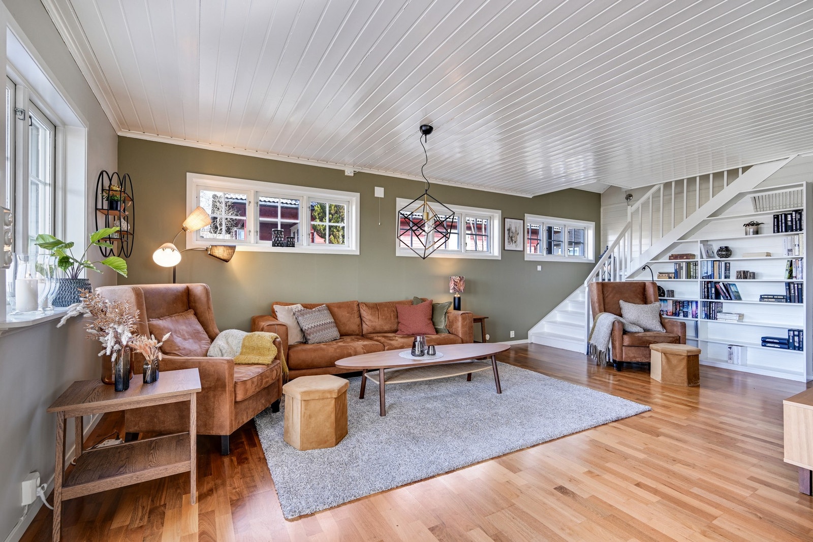 Her ser vi stua fra en litt annen vinkel - spesiallaget bokhylle Galleribilde