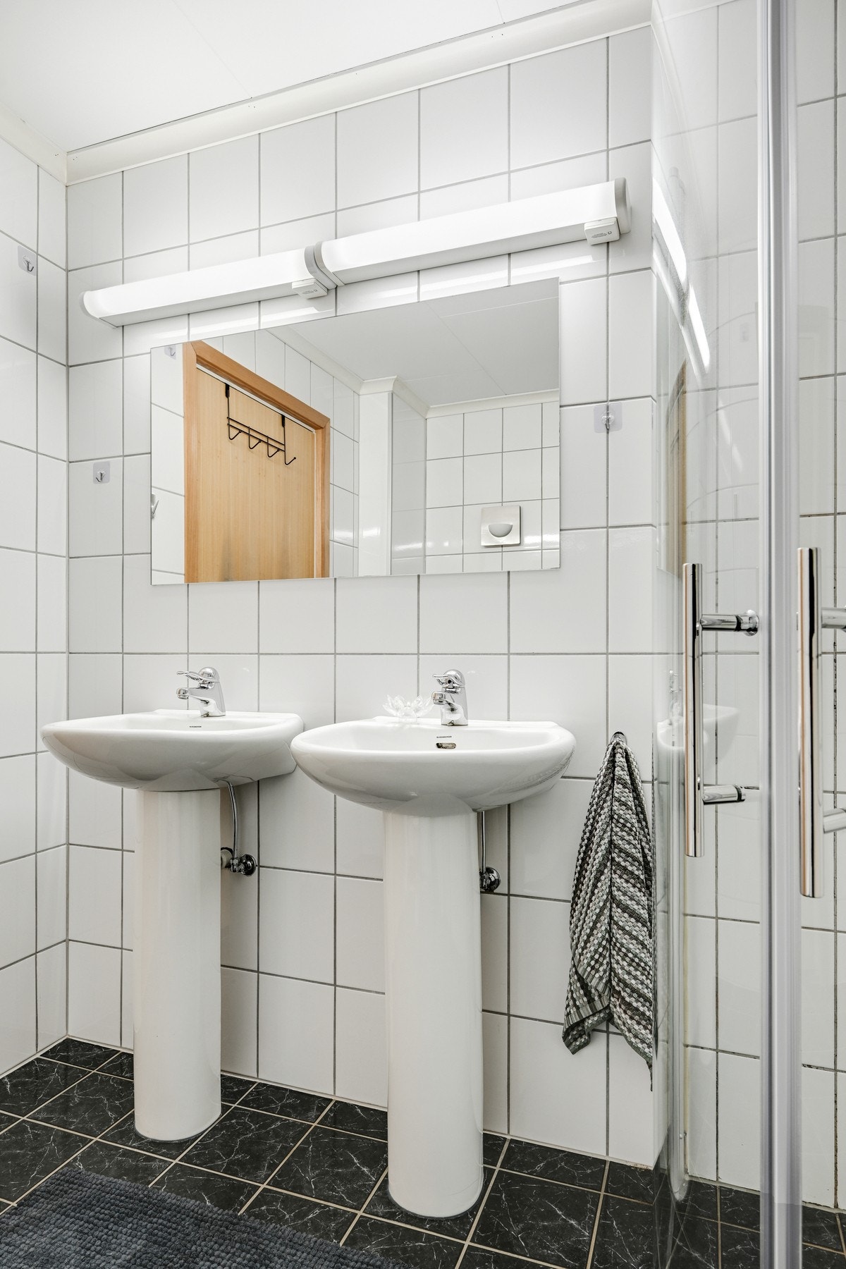 Kjekt med to servanter i "morgenrushet" Galleribilde