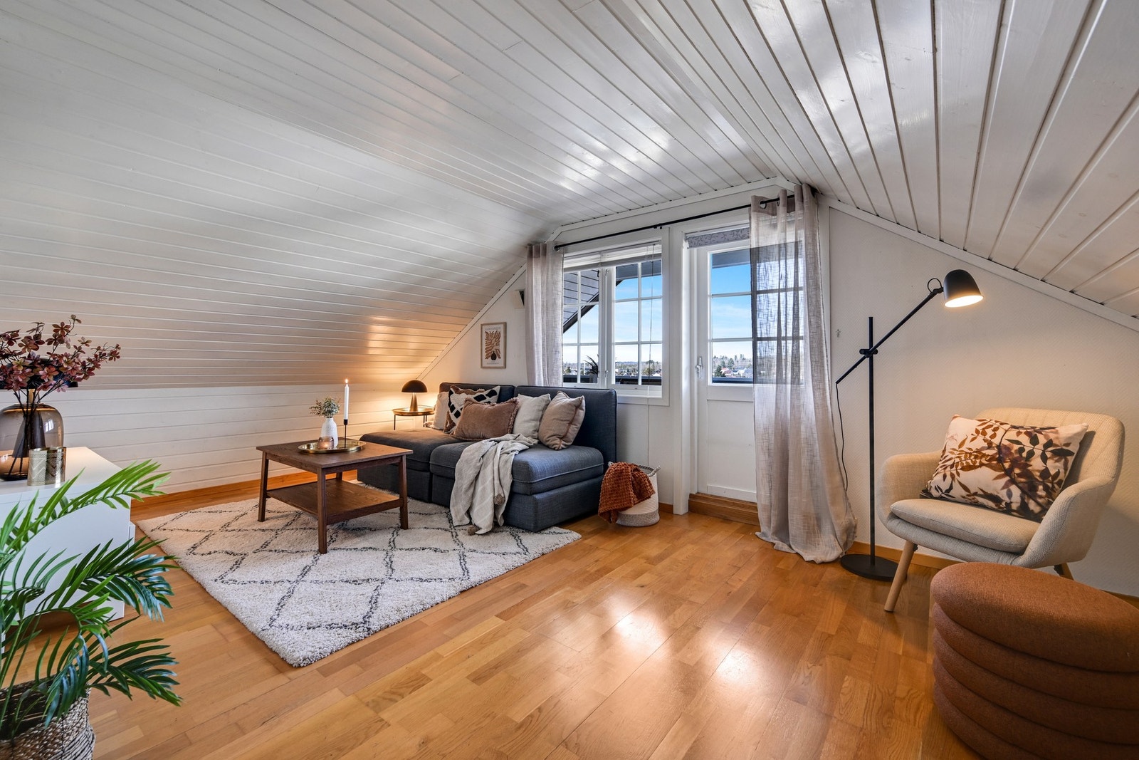 Loftstue/soverom med utgang til veranda med kveldssol Galleribilde