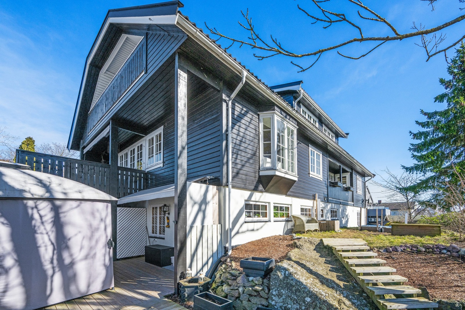 Da fortsetter vi ned i underetasjen og i utleieleiligheten Galleribilde