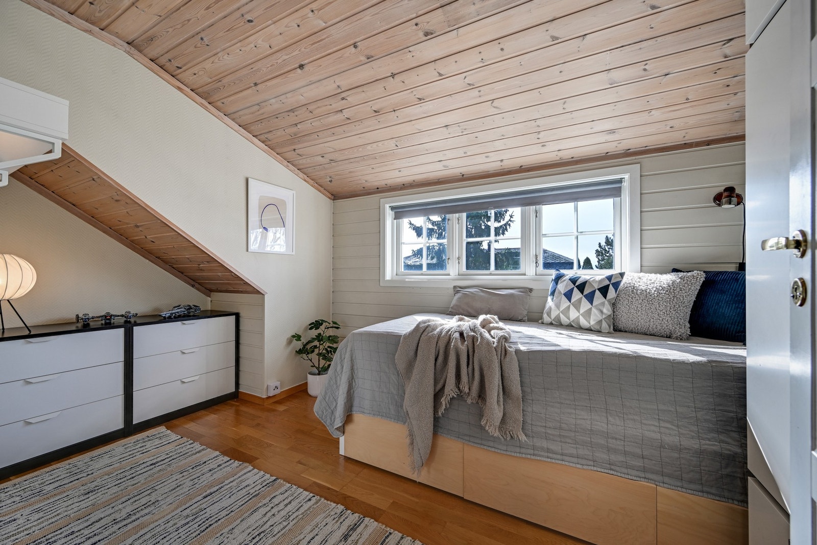 I "oppløftet" i loftsetasjen er det innredet to soverom Galleribilde