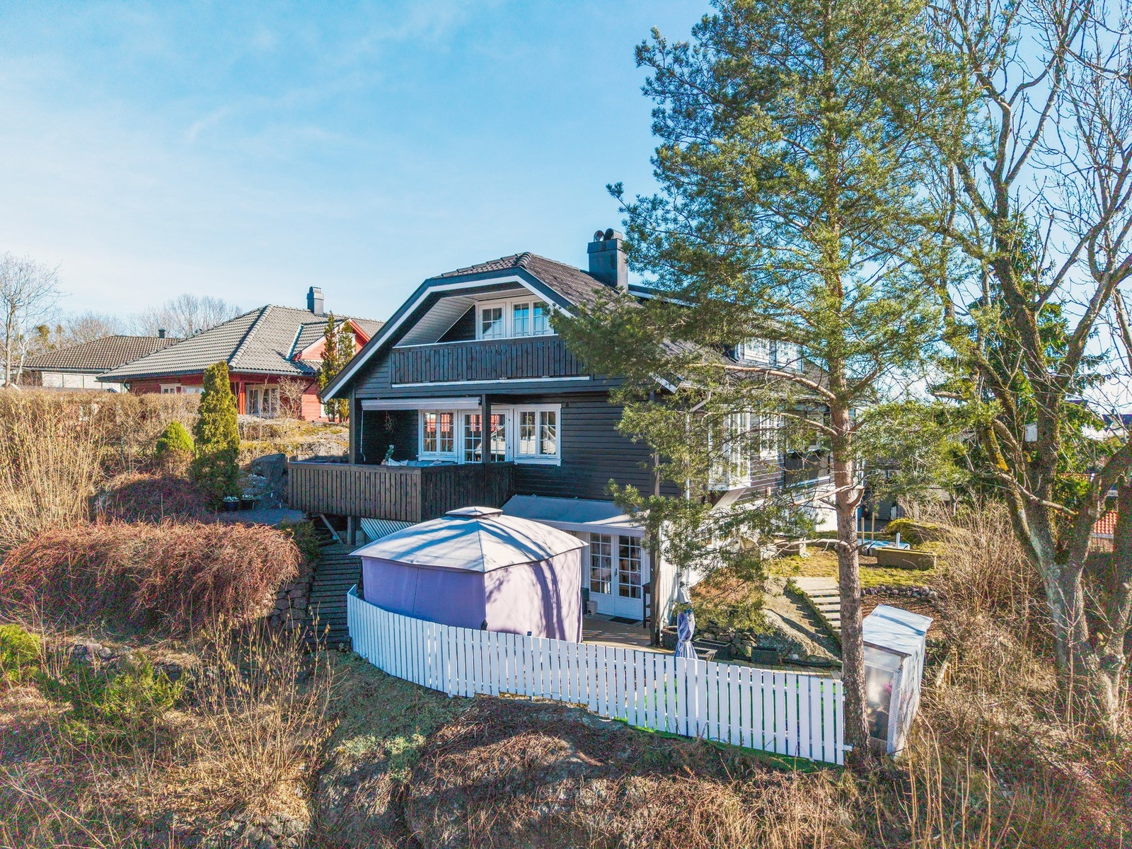 Leiligheten som leies ut har sin egen ""hage" bak det hvite gjerdet Galleribilde