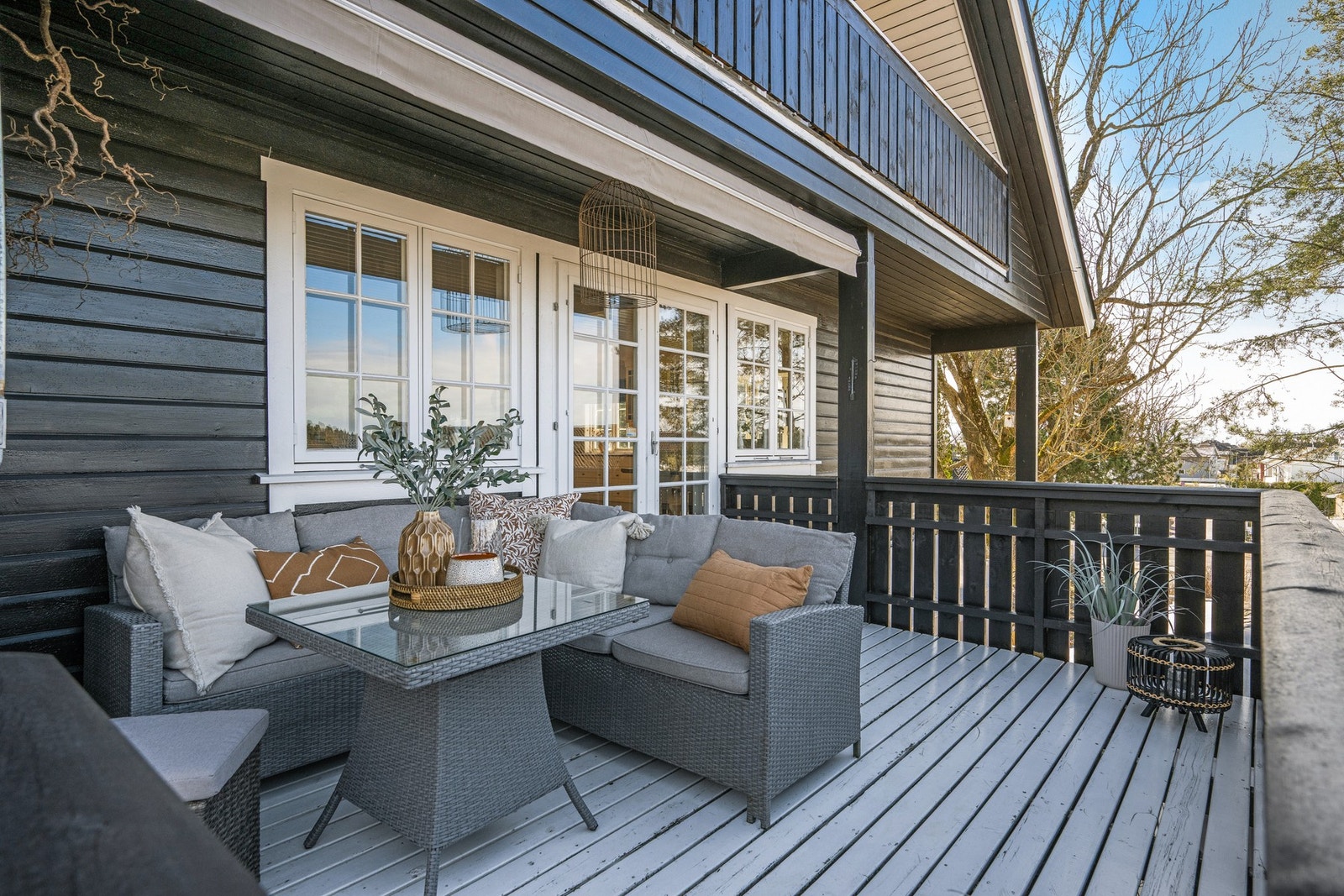 Her ser vi ett par bilder av terrassen som ligger mot vest Galleribilde