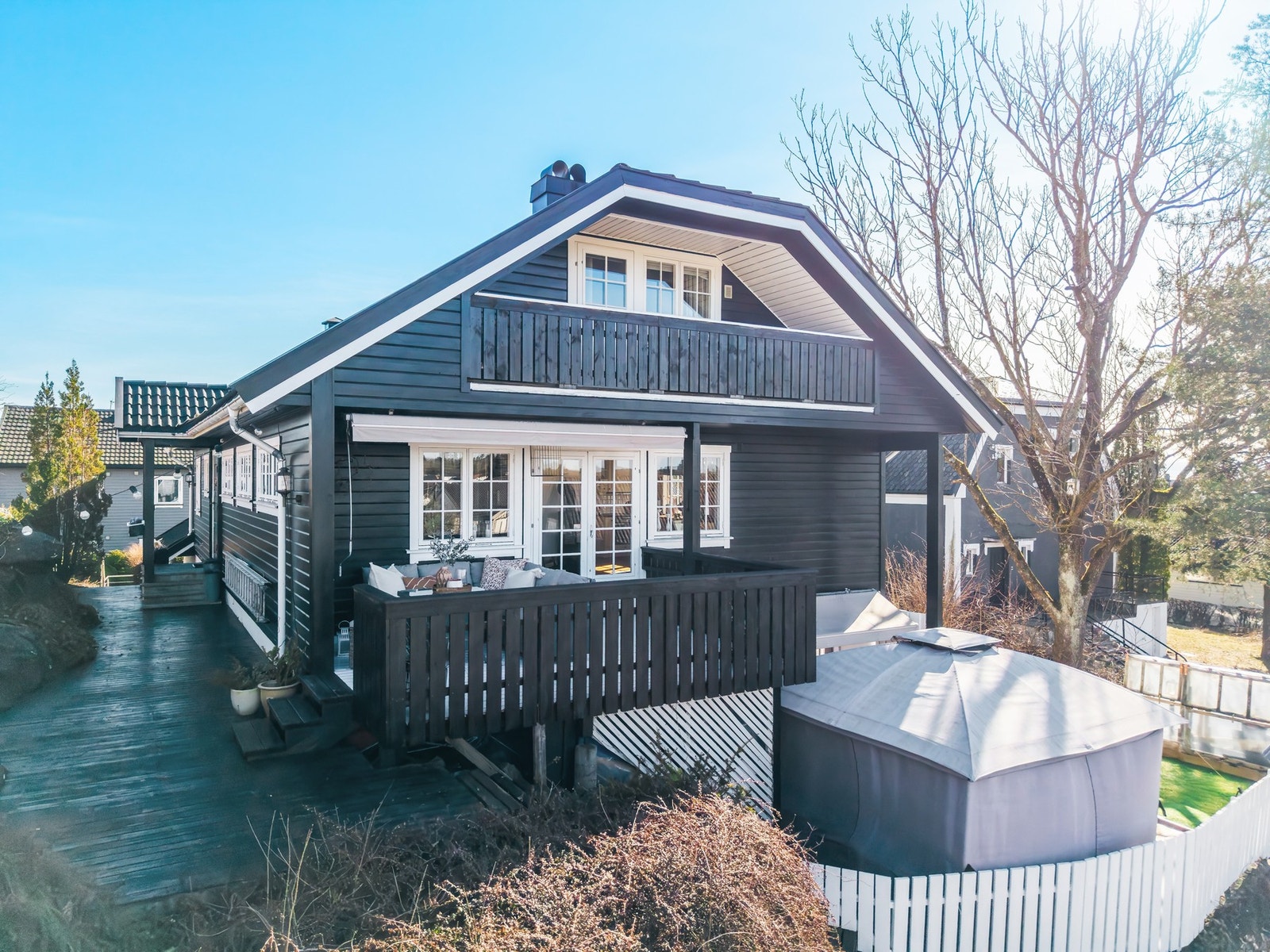 Solrik og lettstelt tomt med flere fine uteplasser Galleribilde