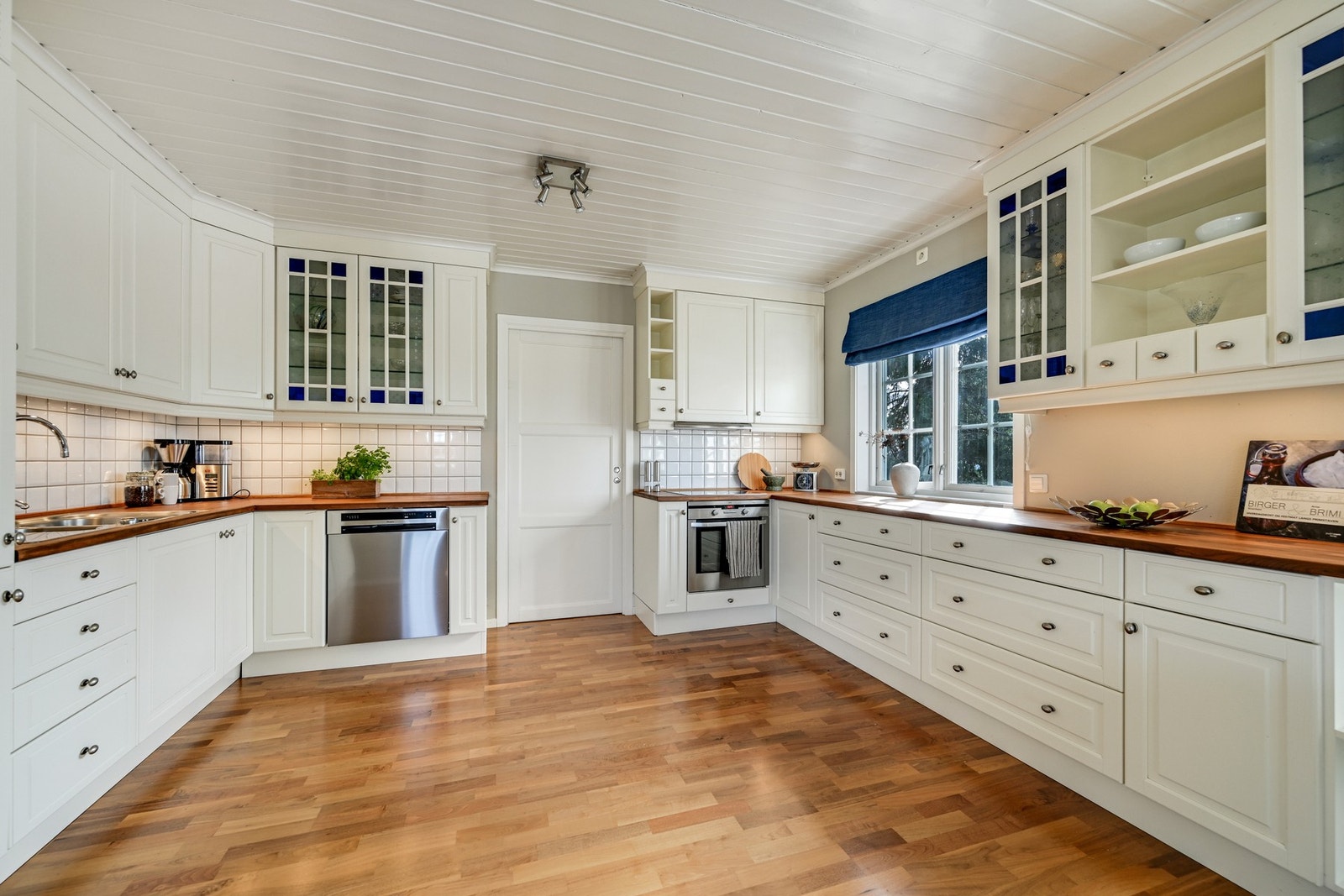 Et praktisk og godt arbeidskjøkken -hvitevarene medfølger Galleribilde