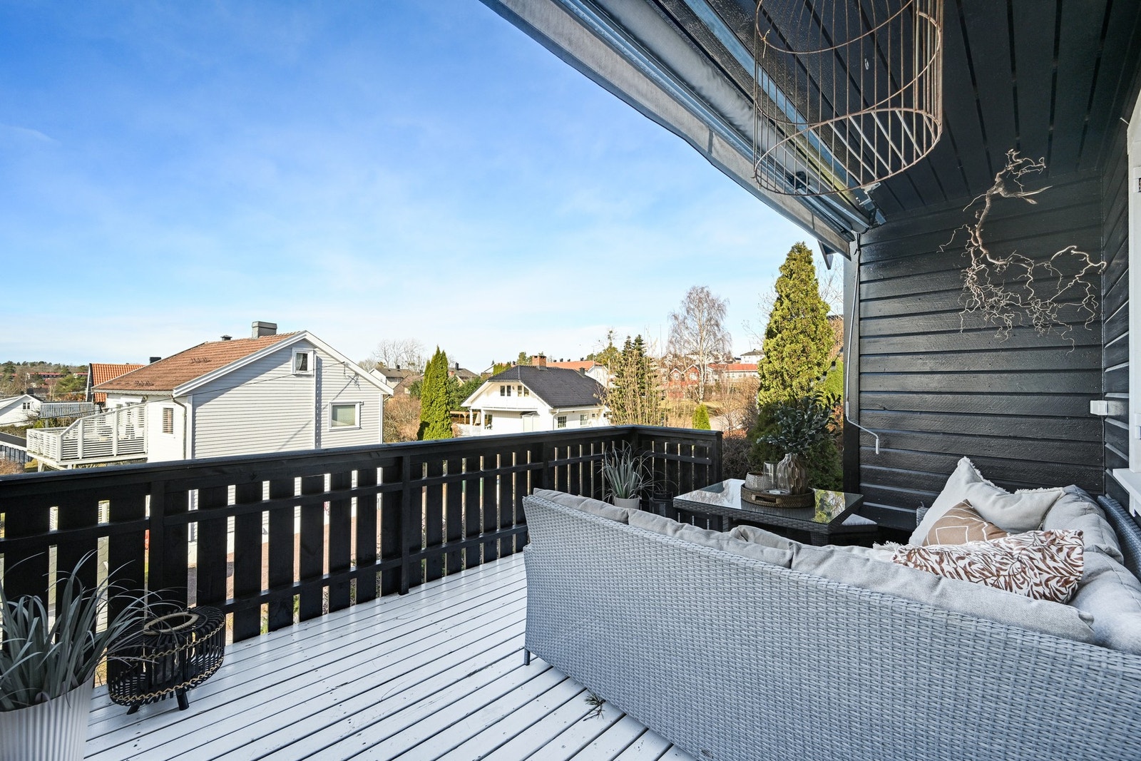 Lun terrasse med ettermiddag/kveldssol Galleribilde