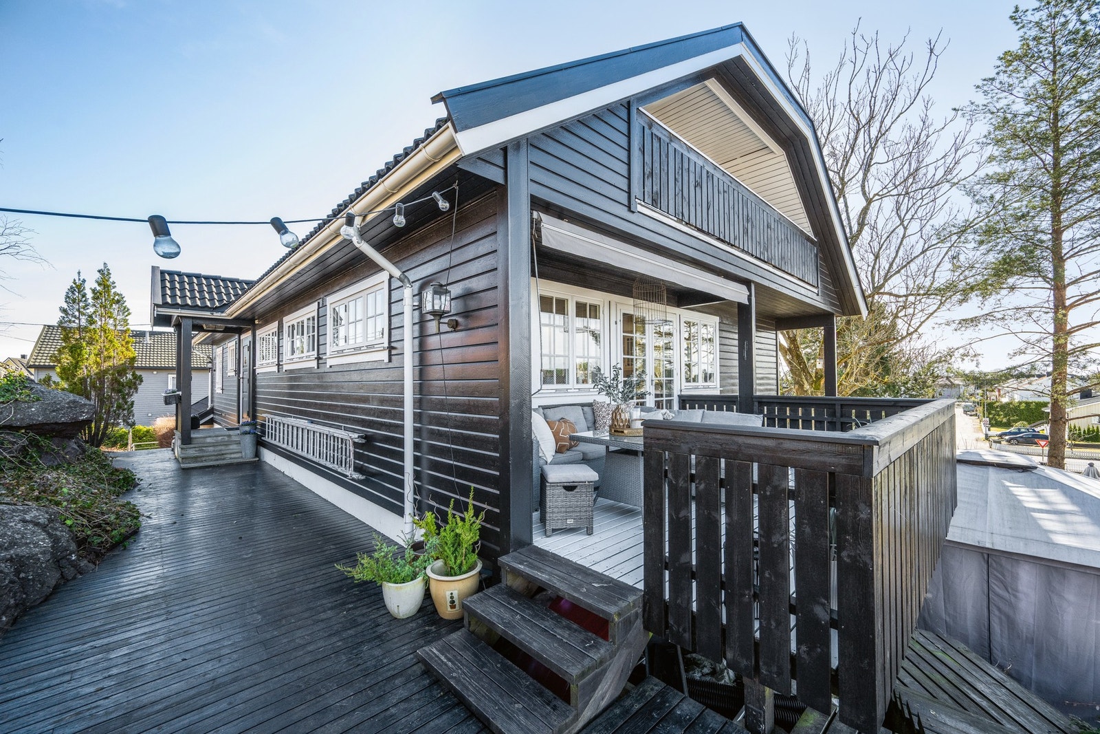 Her ser vi litt av inngangspartiet til venstre i bildet og terrassen Galleribilde