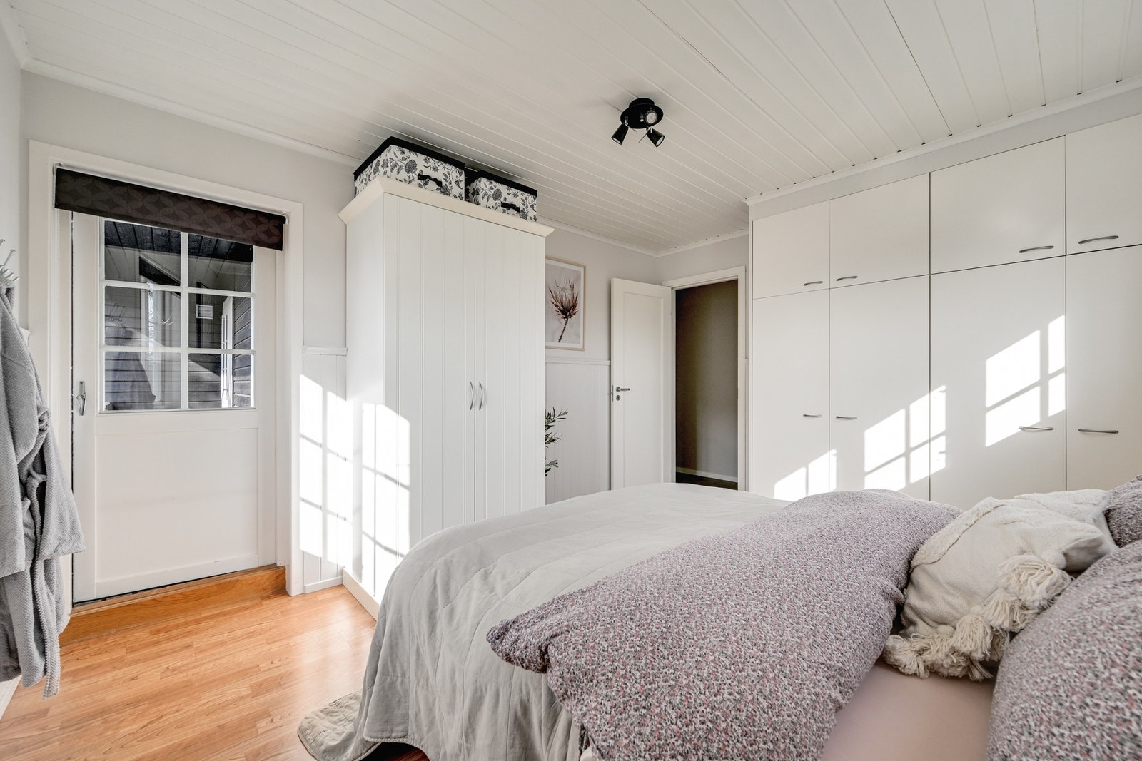 Det er som vi ser godt med skapplass på dette soverommet og utgang til veranda Galleribilde