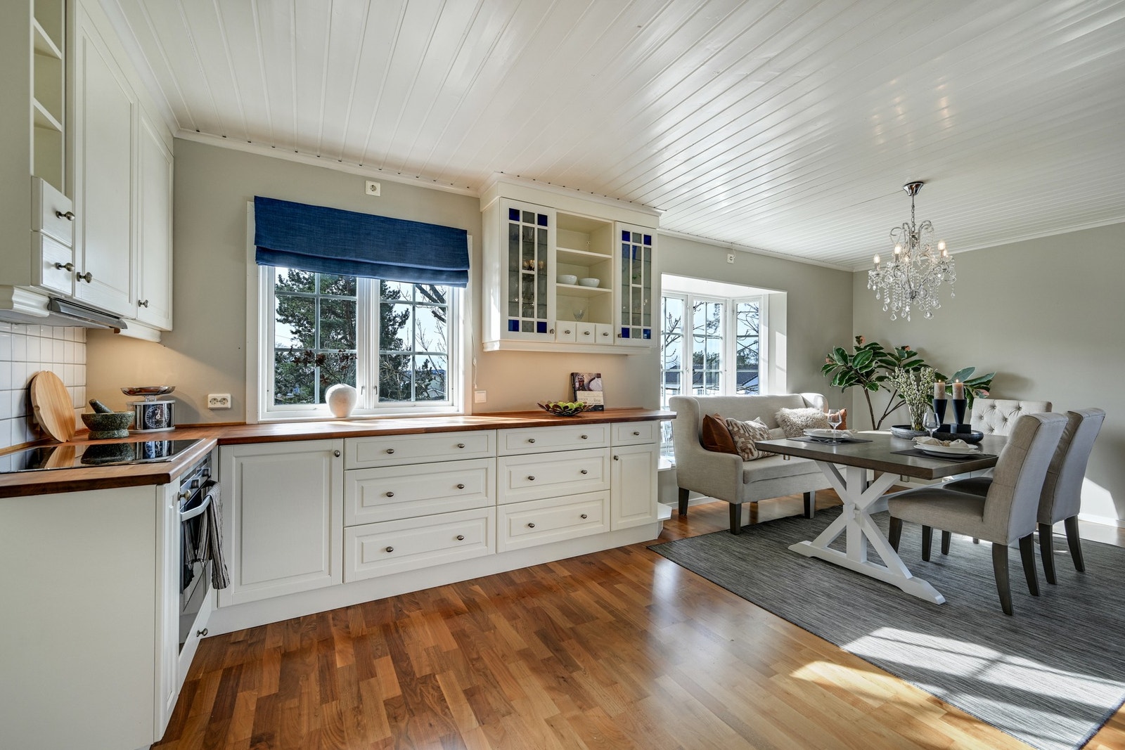 Koselig kjøkken - godt med benkeplass og skuffer Galleribilde