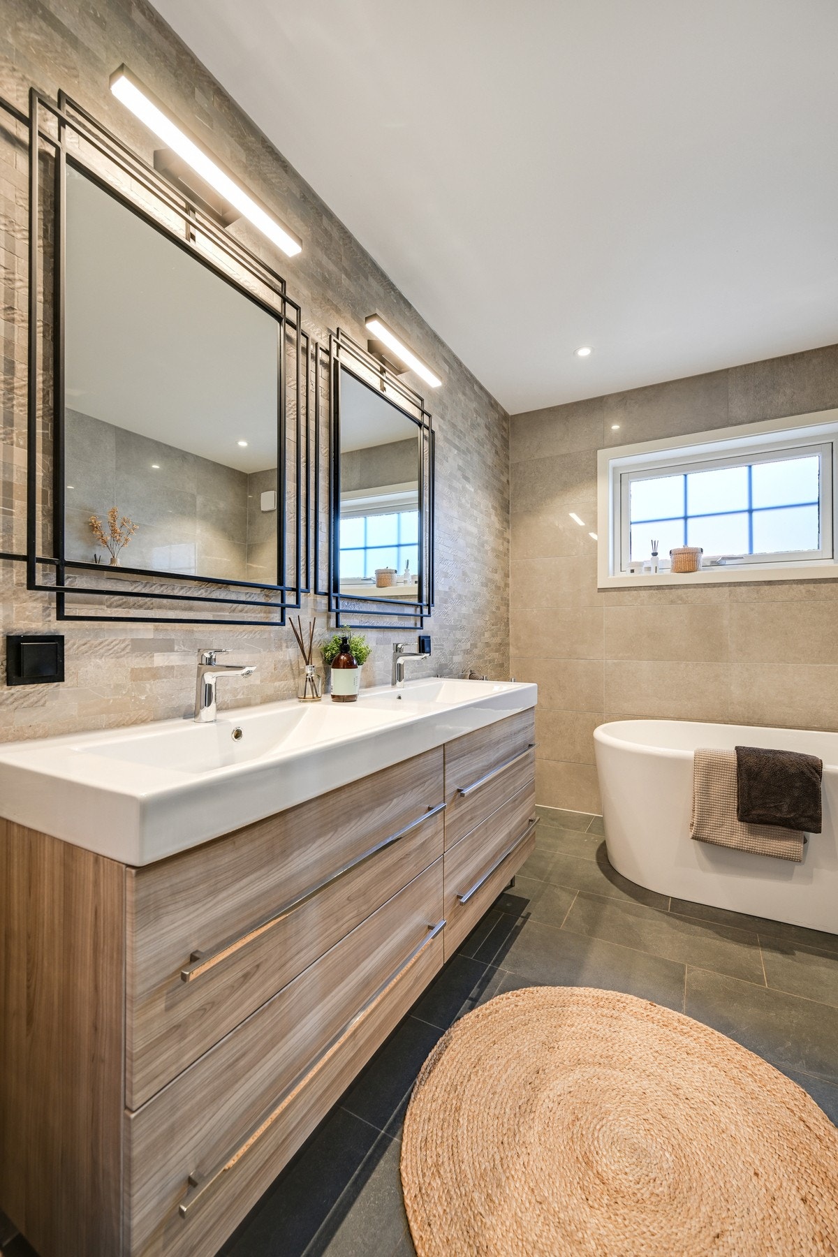 Hovedboligen har bad/wc i begge i etasjer Galleribilde