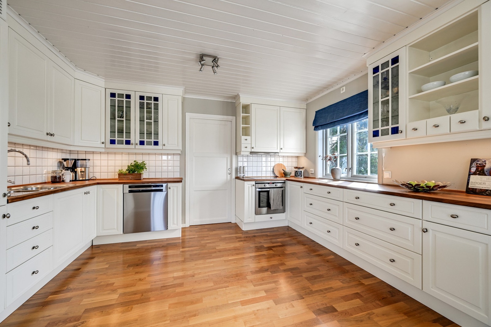 Døren inn midten er videre inn til vaskerom/grovkjøkken - innredningen var ny i 2009 Galleribilde