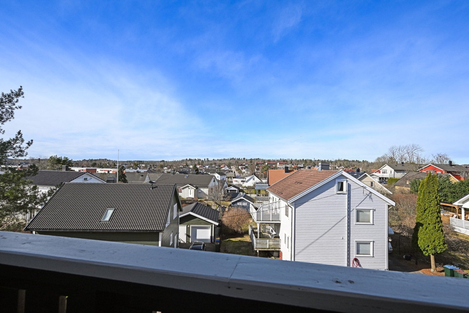 Denne verandaen har utsikt mot Holtandalen Galleribilde