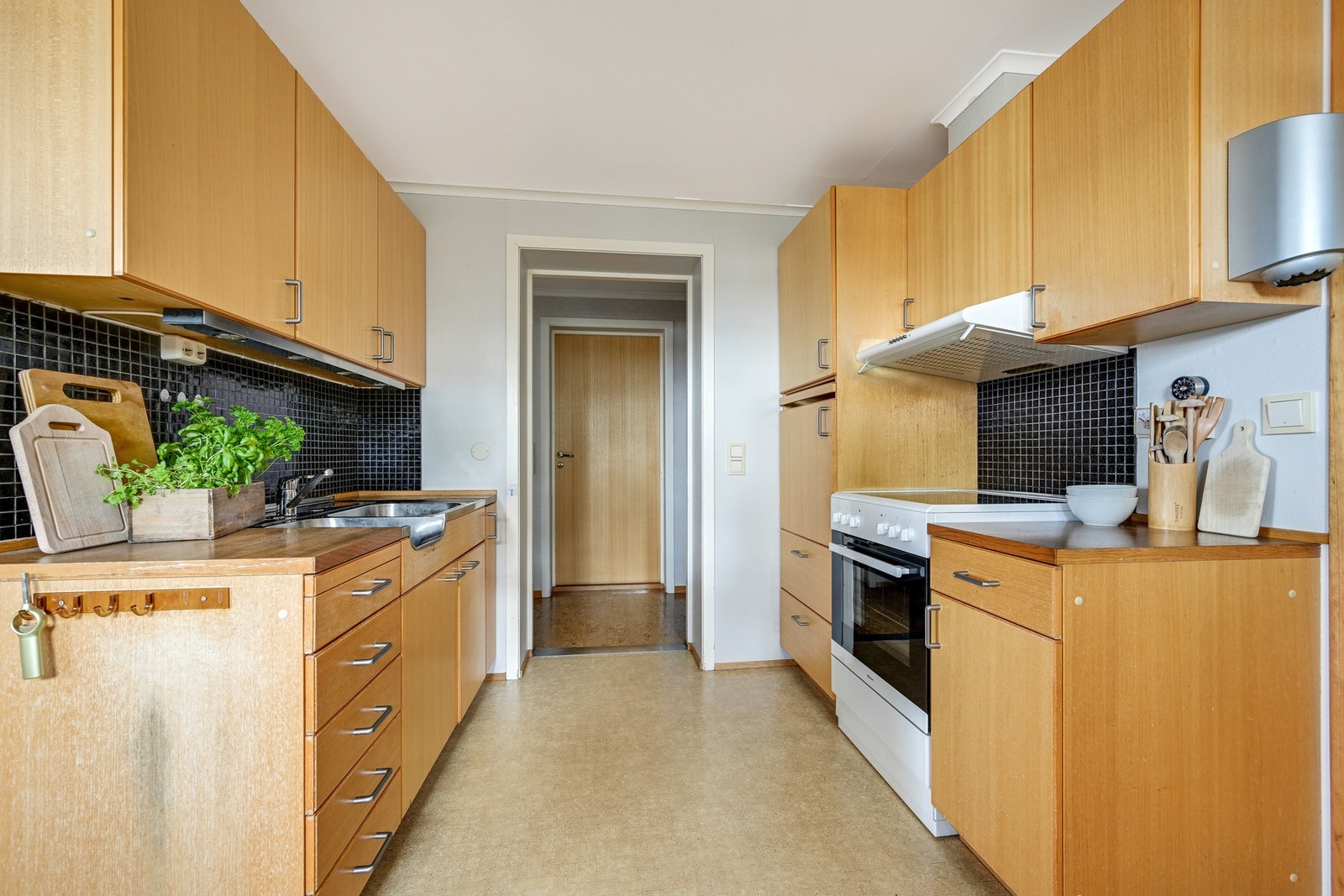 Her ser vi fra kjøkkenet og mot entreen i underetasjen Galleribilde