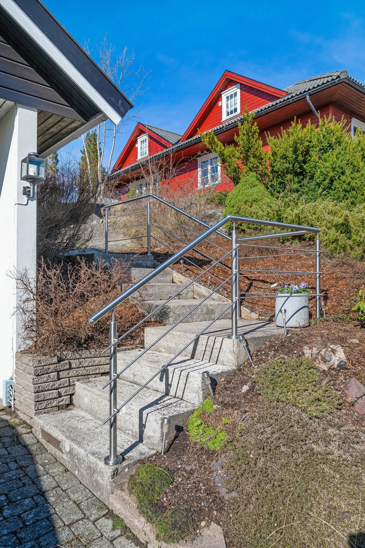 Noen trappetrinn fra gårdsplassen og opp til inngangspartiet Galleribilde