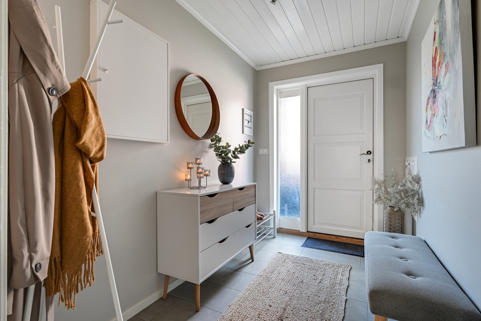 Oppusset entre med gulvvarme og plass for garderobe Galleribilde