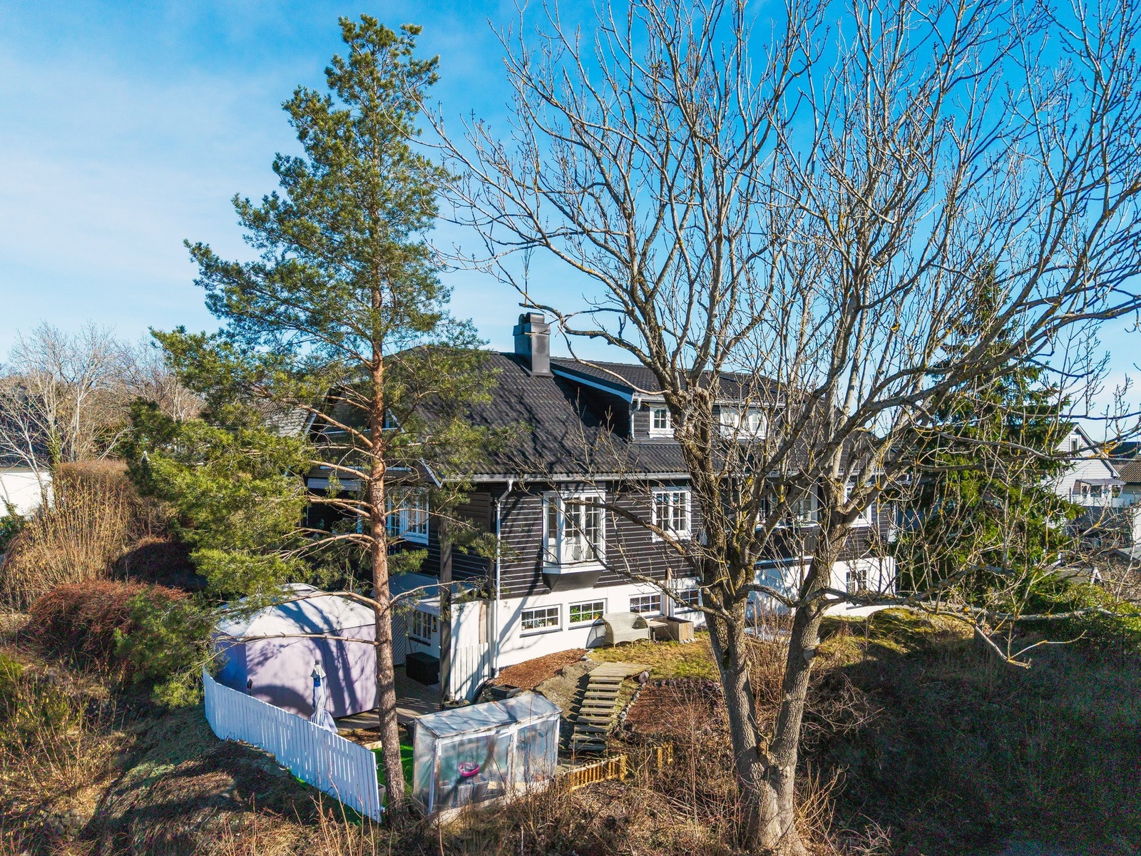 Beliggende rolig på en kolle i en blindvei i Holtandalen med gangavstand til det meste Galleribilde