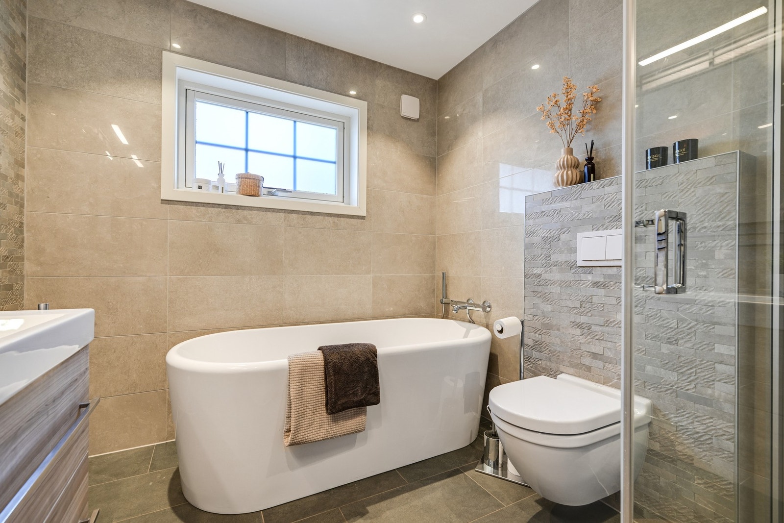 Pent, delikat og oppusset bad med både badekar og dusj Galleribilde