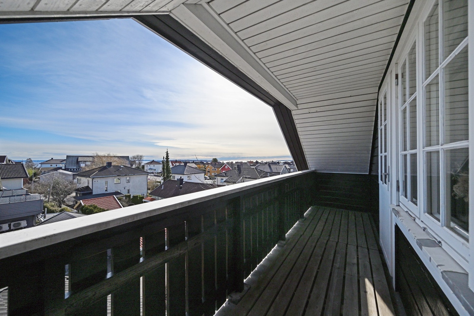 Her ser vi litt av veranda utsikten mot fjorden Galleribilde