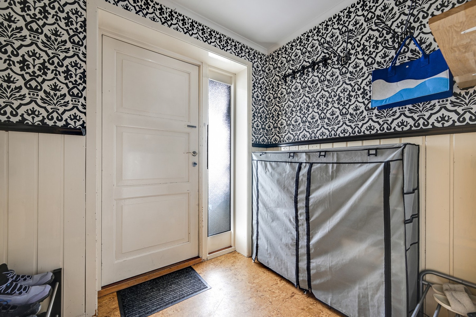 Vindfang underetasje med garderobe Galleribilde